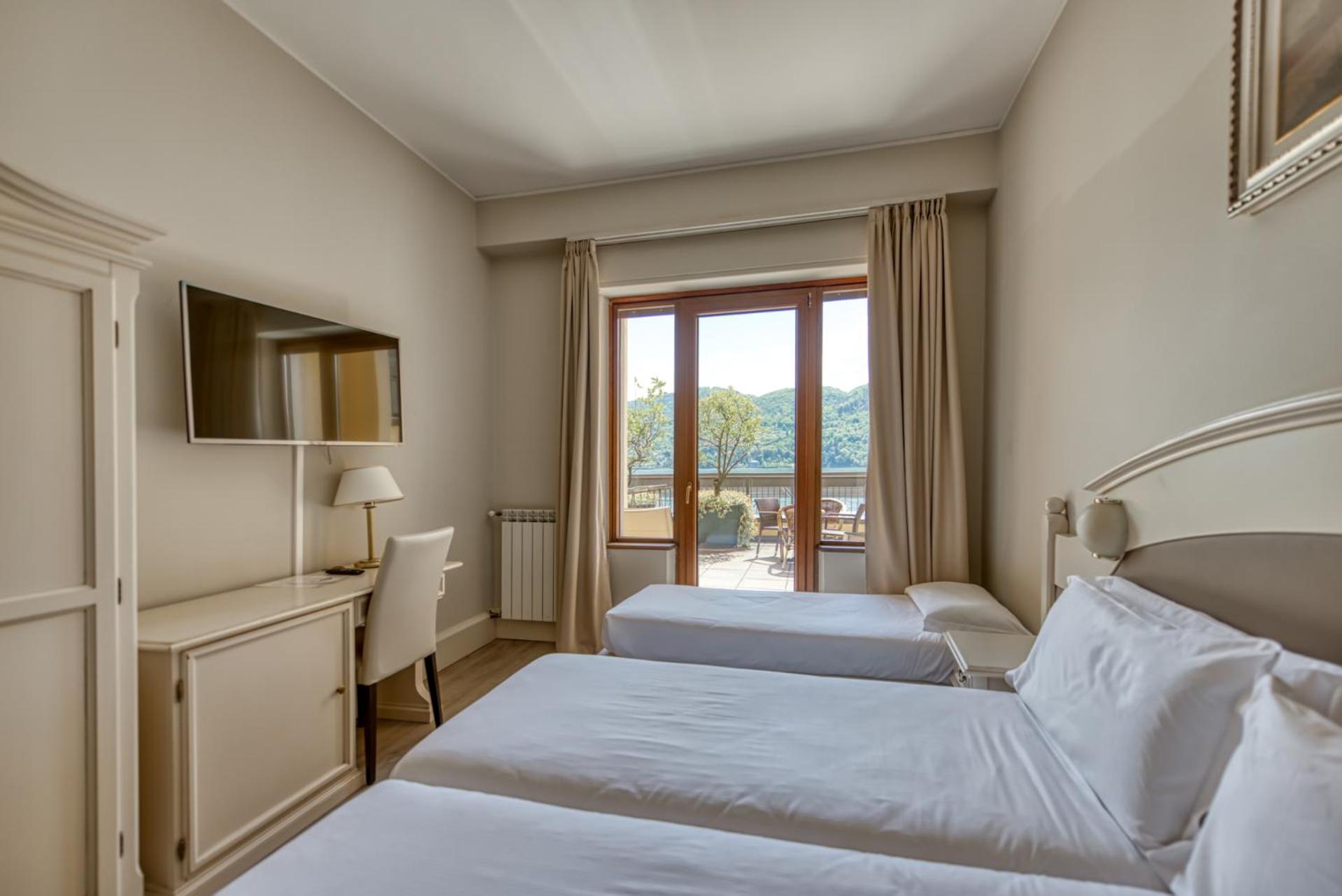 Triple Room with Lake View and Balcony - Photo 1