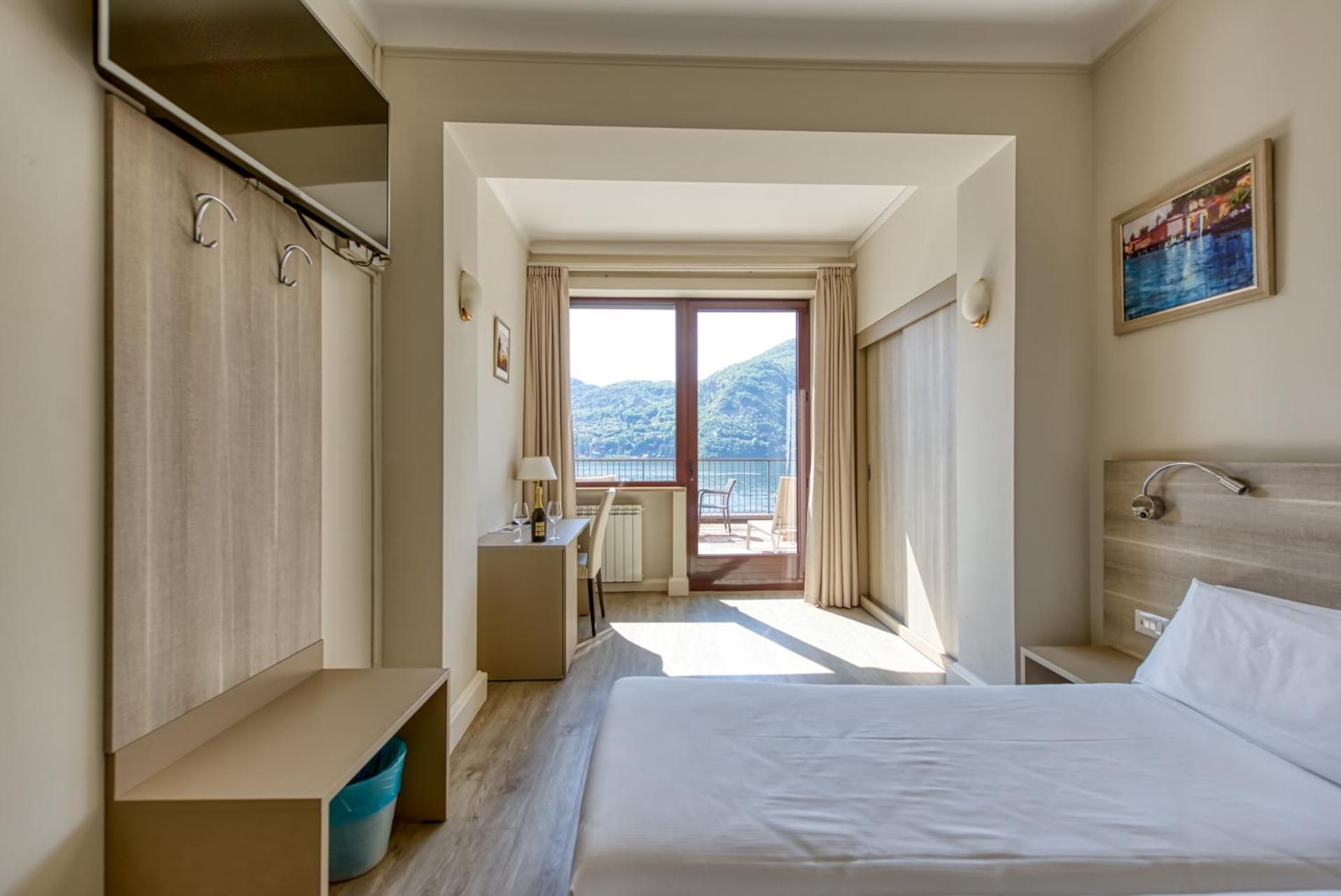 Double Room with Lake View and Balcony - Photo 6