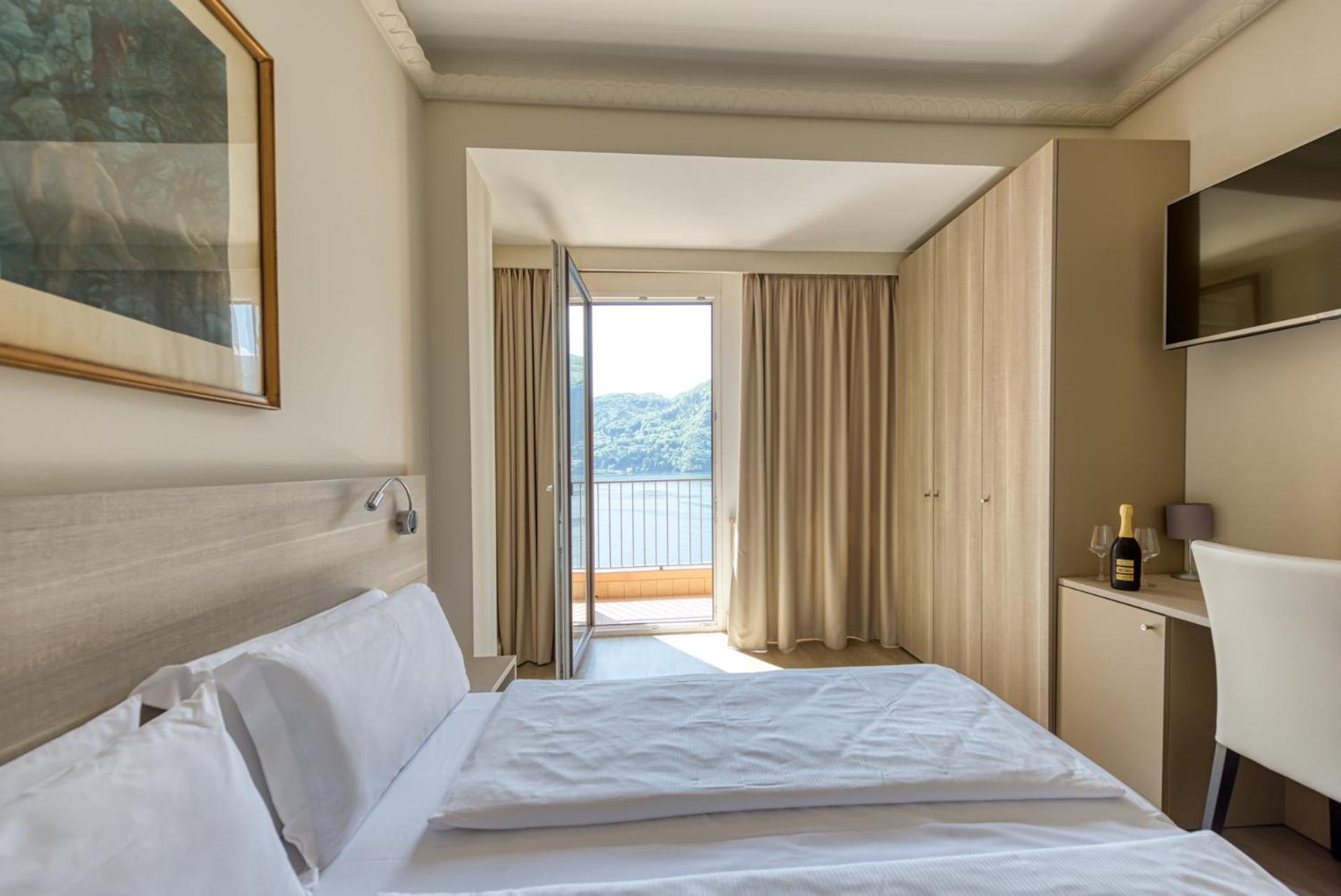 Double Room with Lake View and Balcony - Photo 1