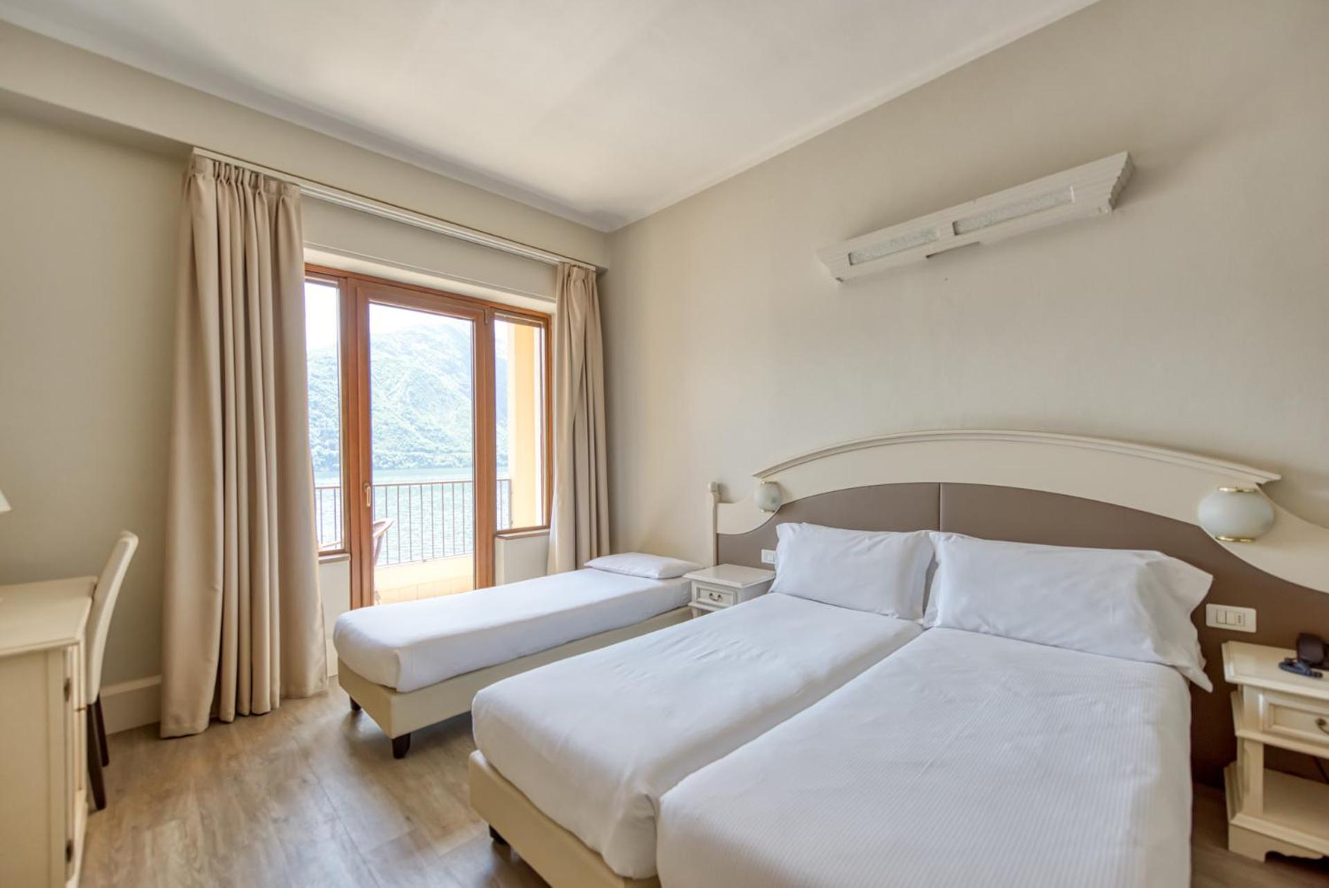 Triple Room with Lake View and Balcony - Photo 6