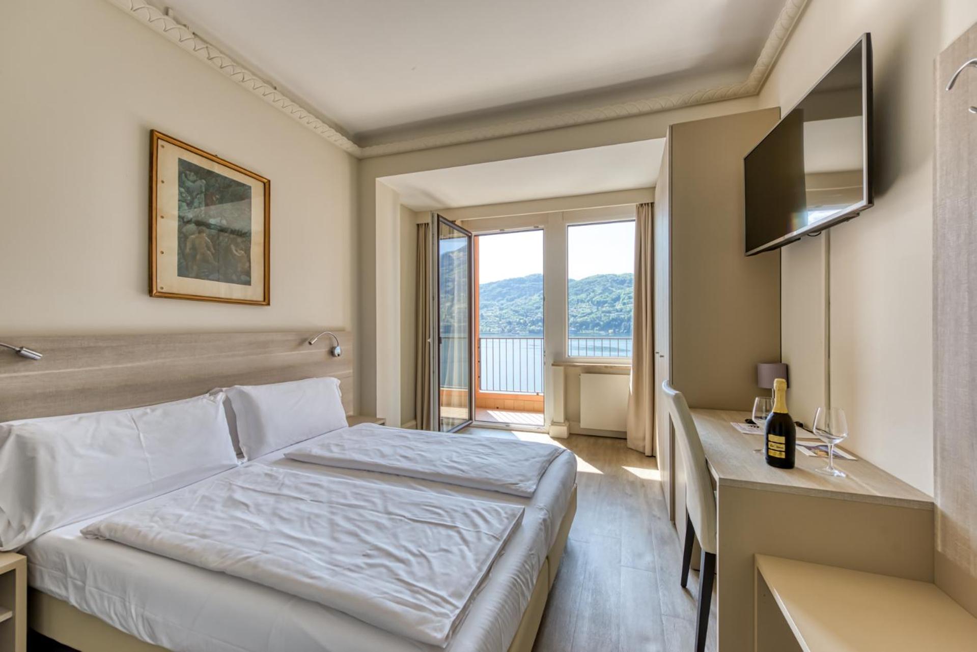 Double Room with Lake View and Balcony - Photo 9