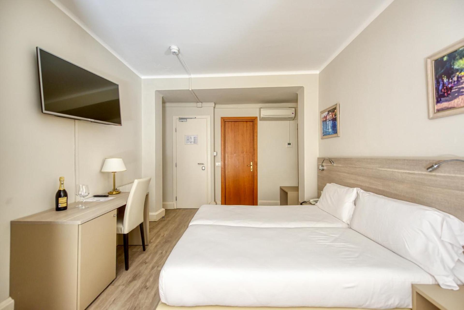 Double Room - Photo 9