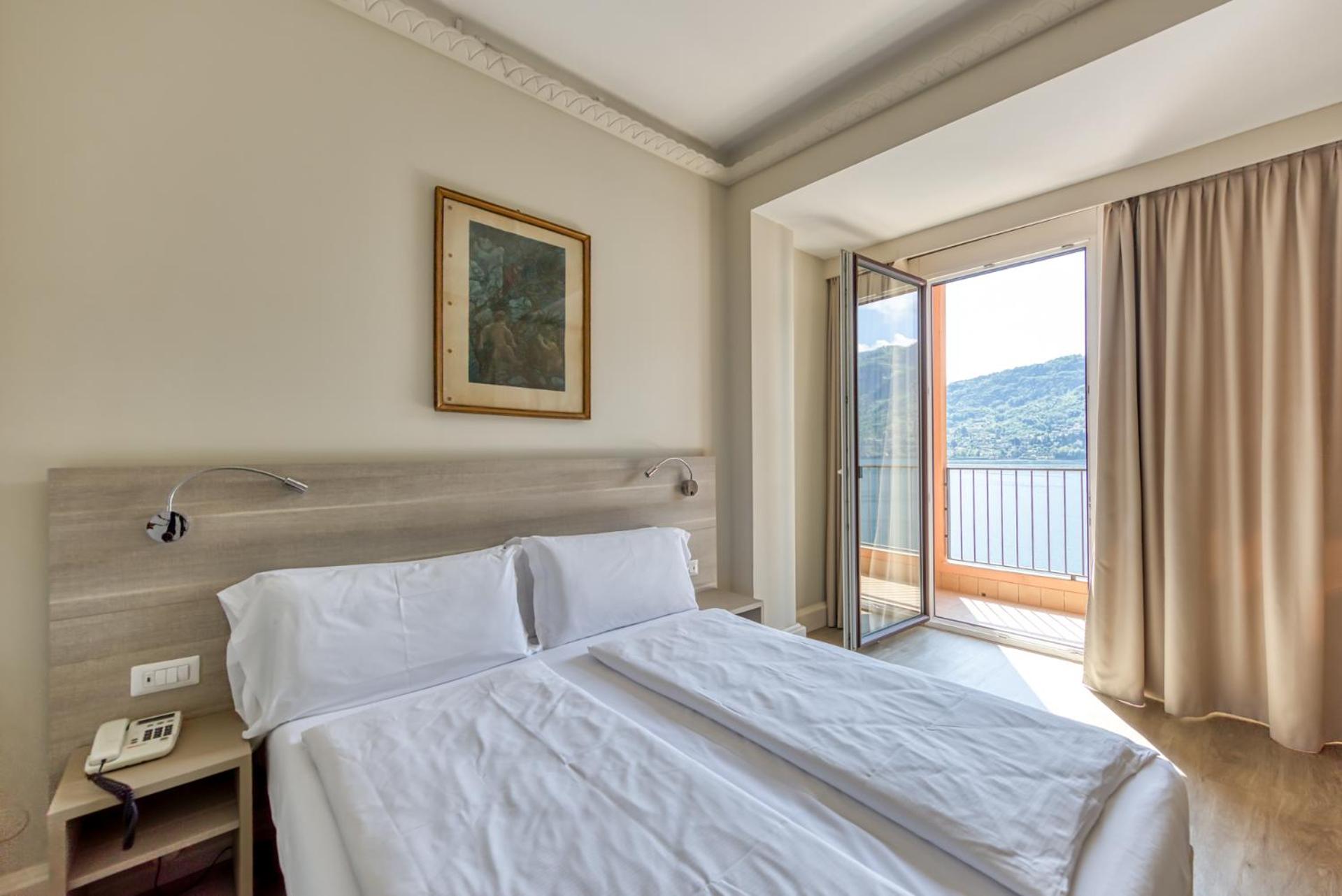 Double Room with Lake View and Balcony - Photo 8