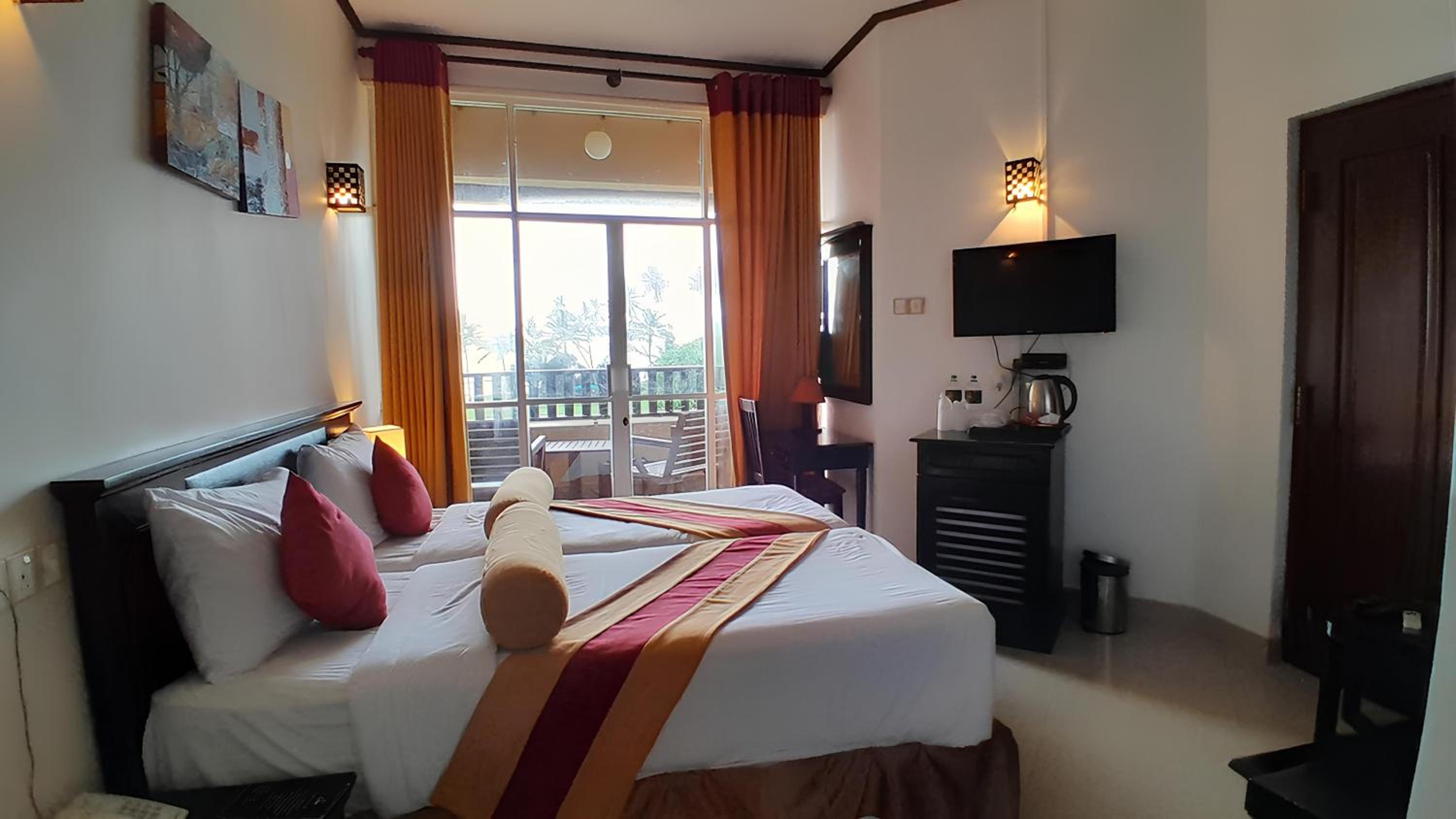 Deluxe Single Room with Balcony photo 2