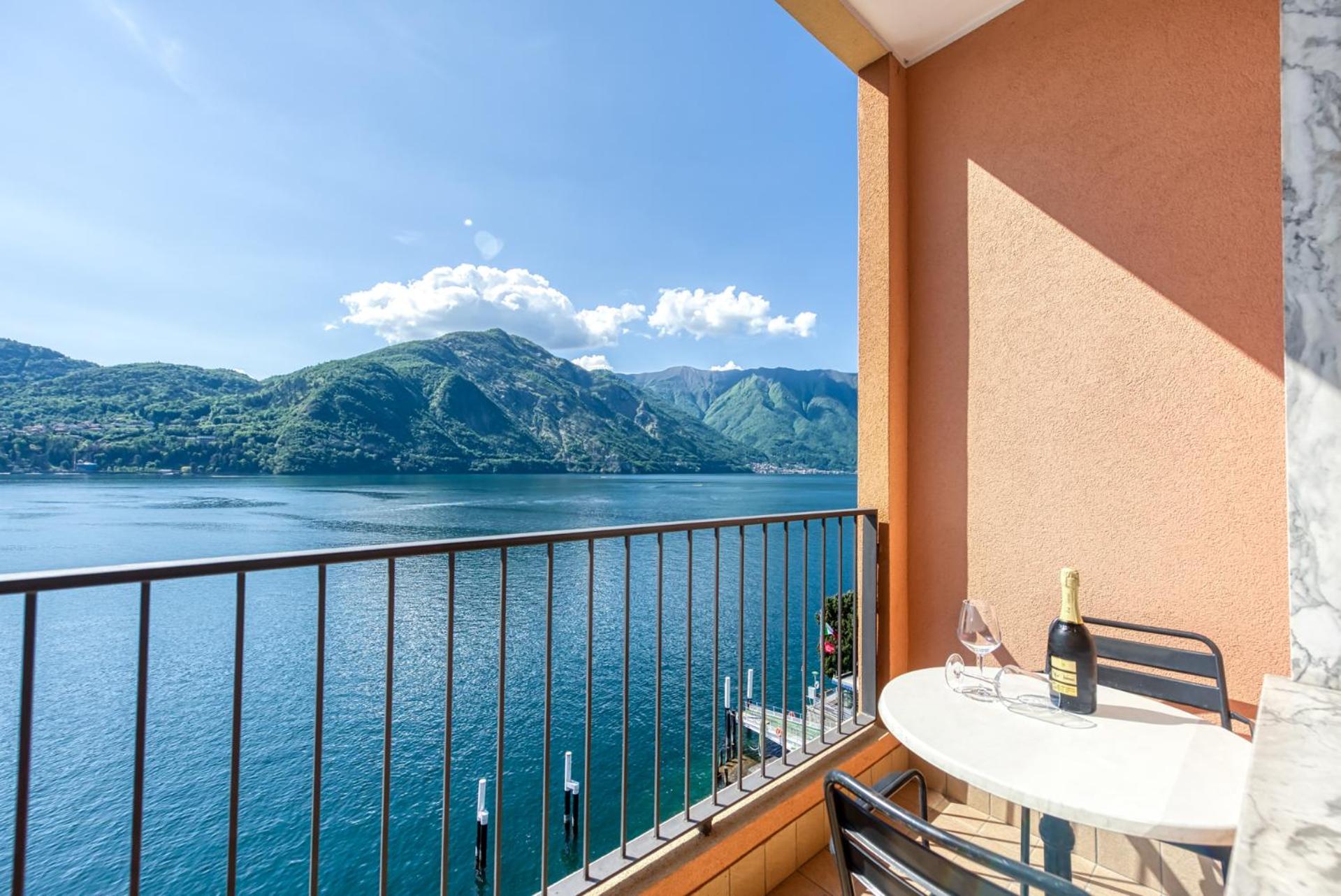 Double Room with Lake View and Balcony - Photo 7