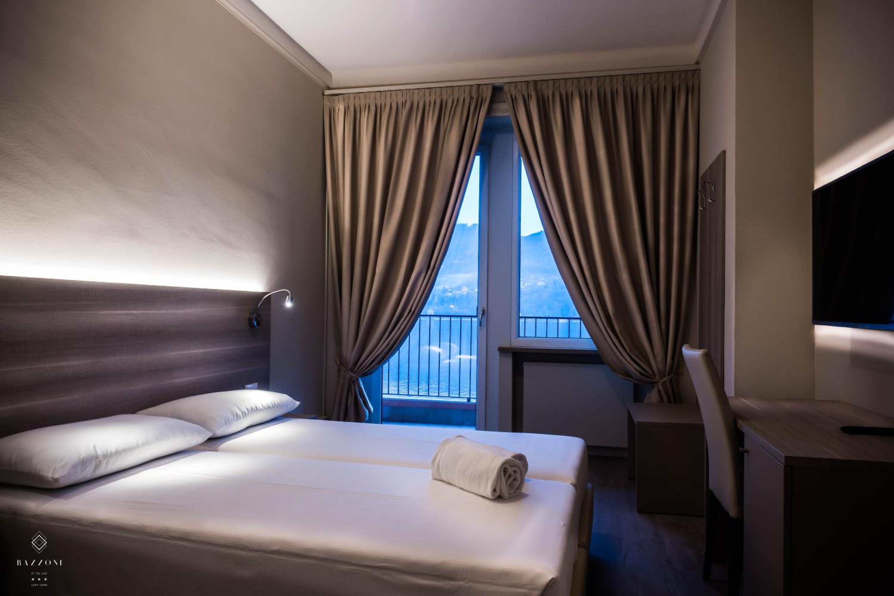 Double Room with Lake View and Balcony - Photo 2