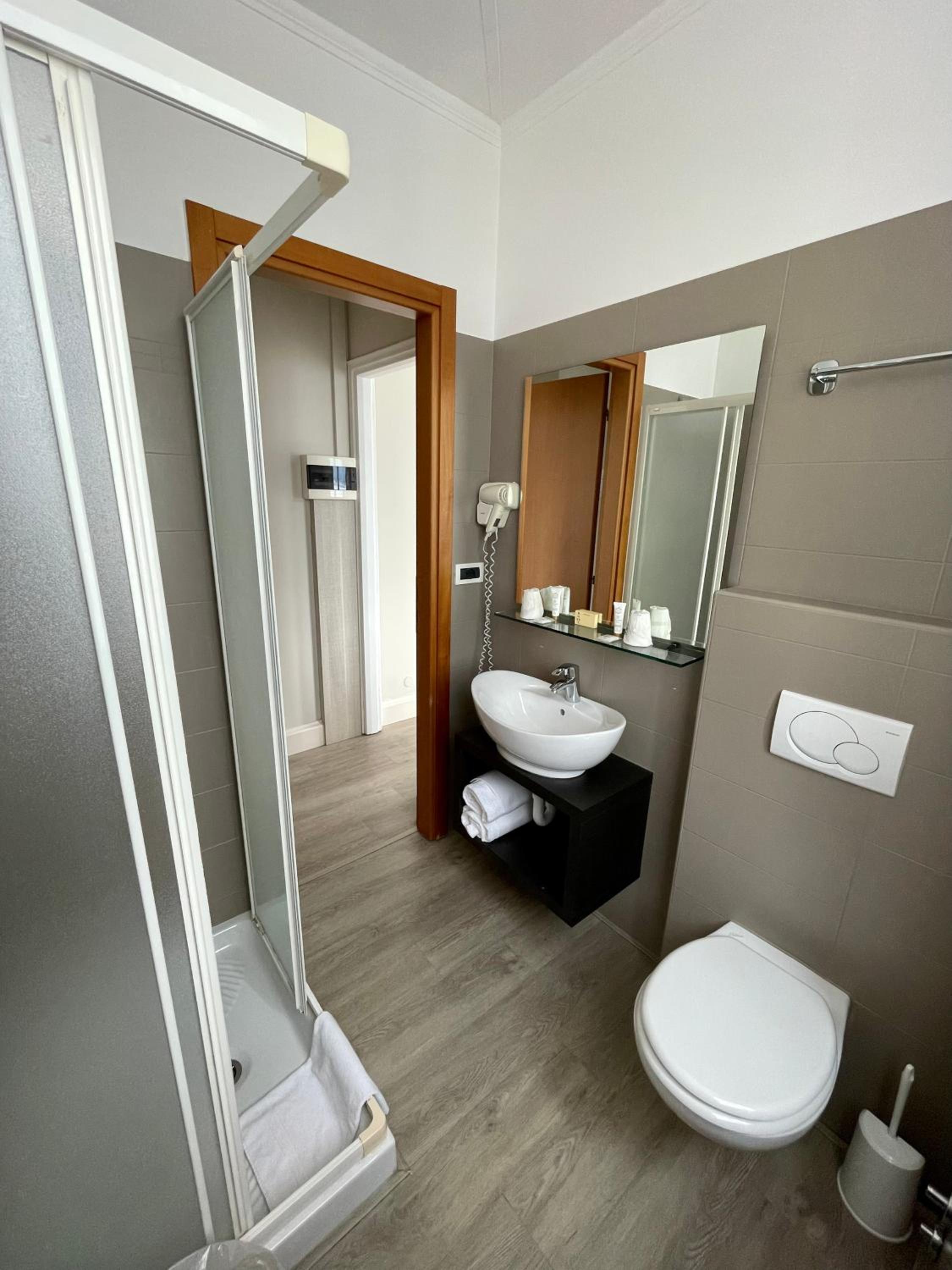 Double Room with Lake View and Balcony - Photo 3