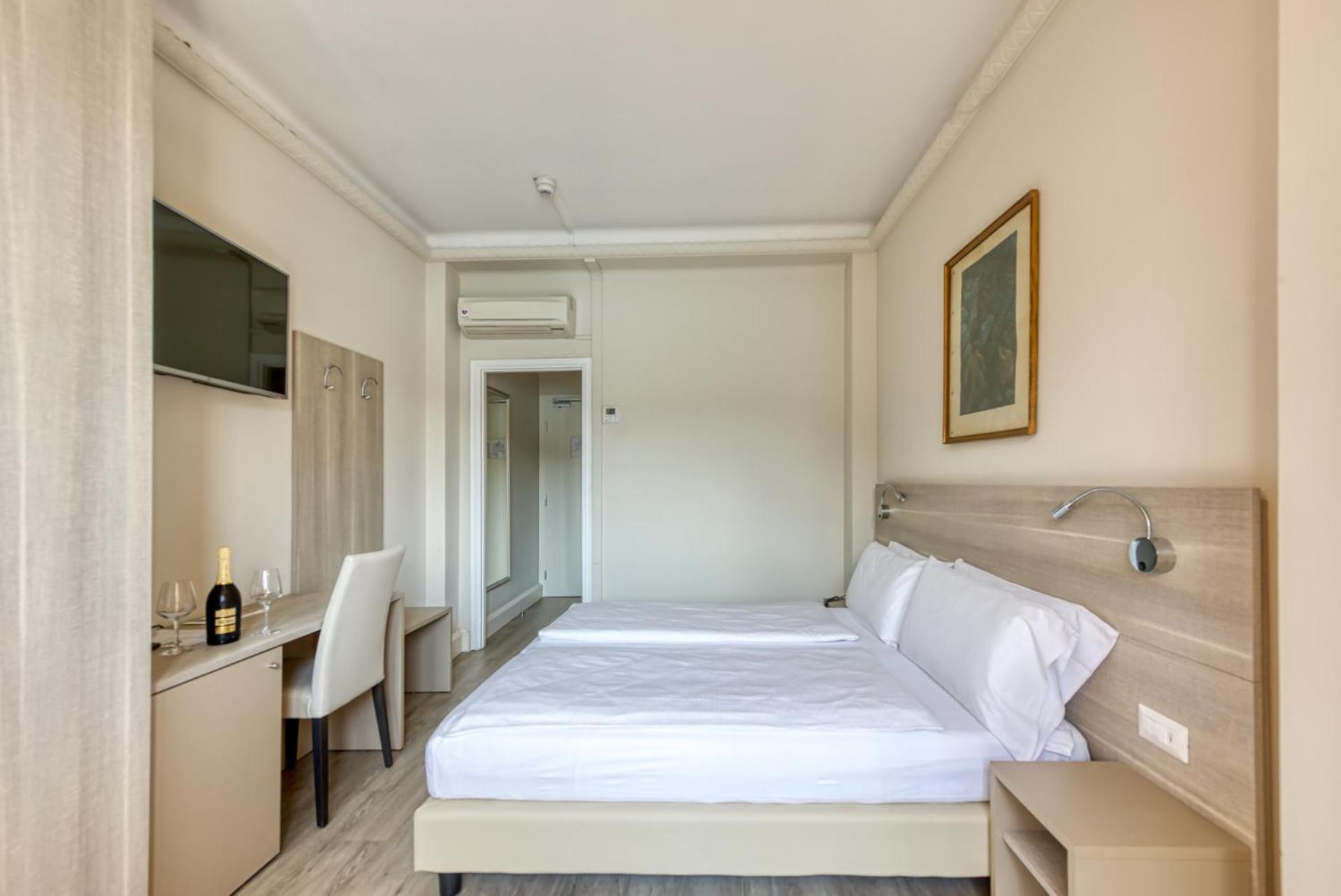 Double Room - Photo 7