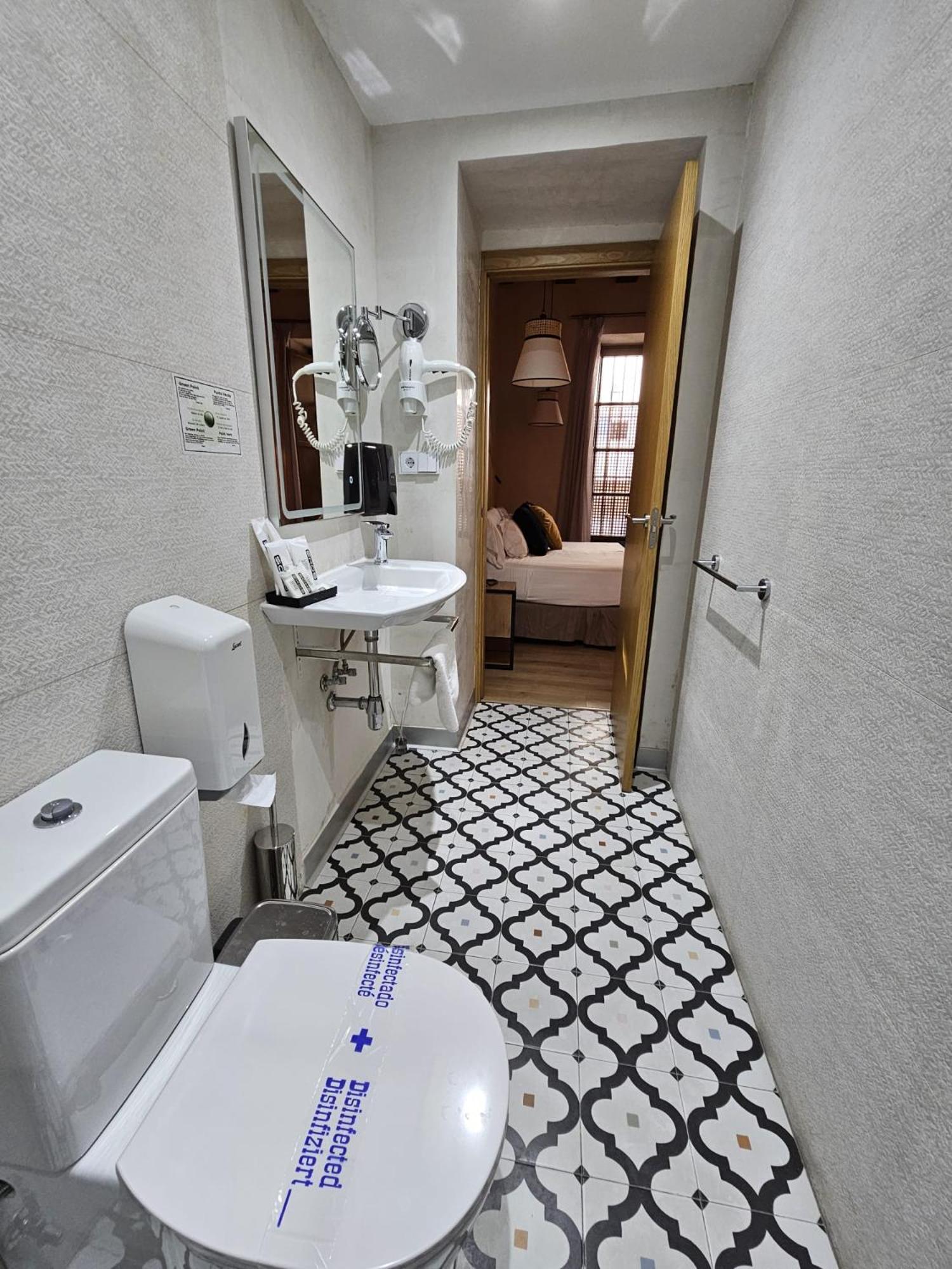 Deluxe Double Room - Ground Floor thumbnail 5