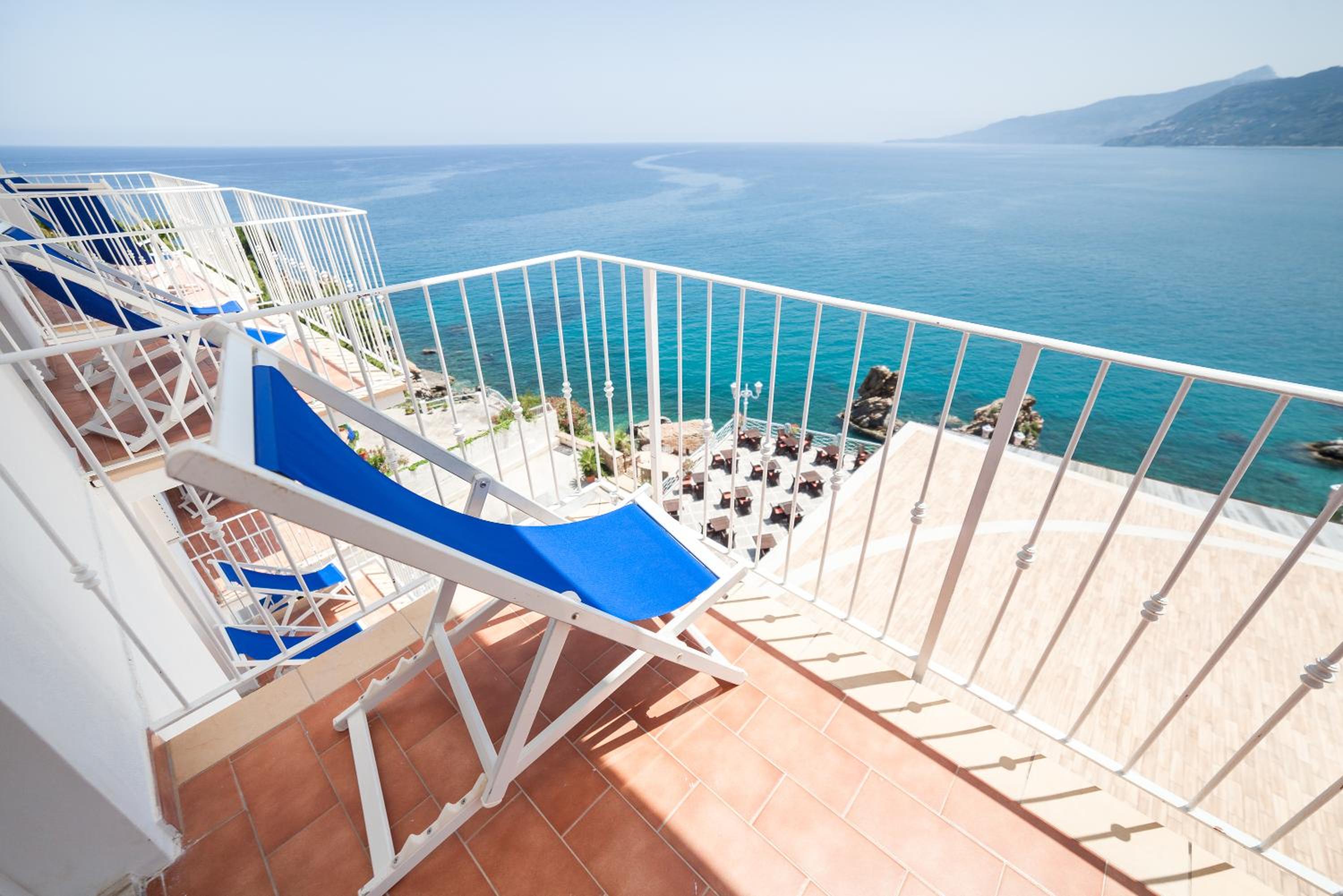 Double Room with Sea View - Photo 10
