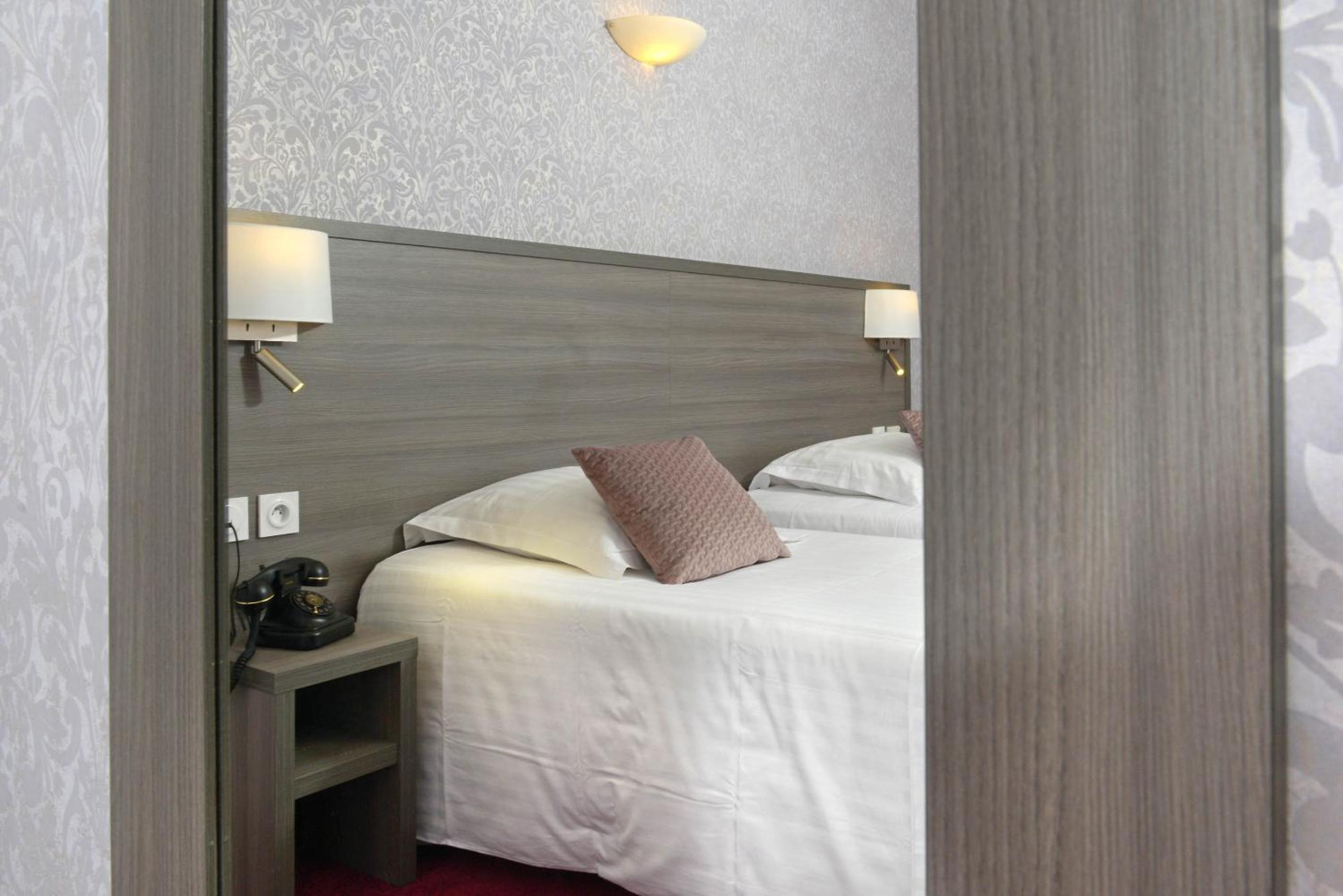 Prestige Twin Room - Photo 1