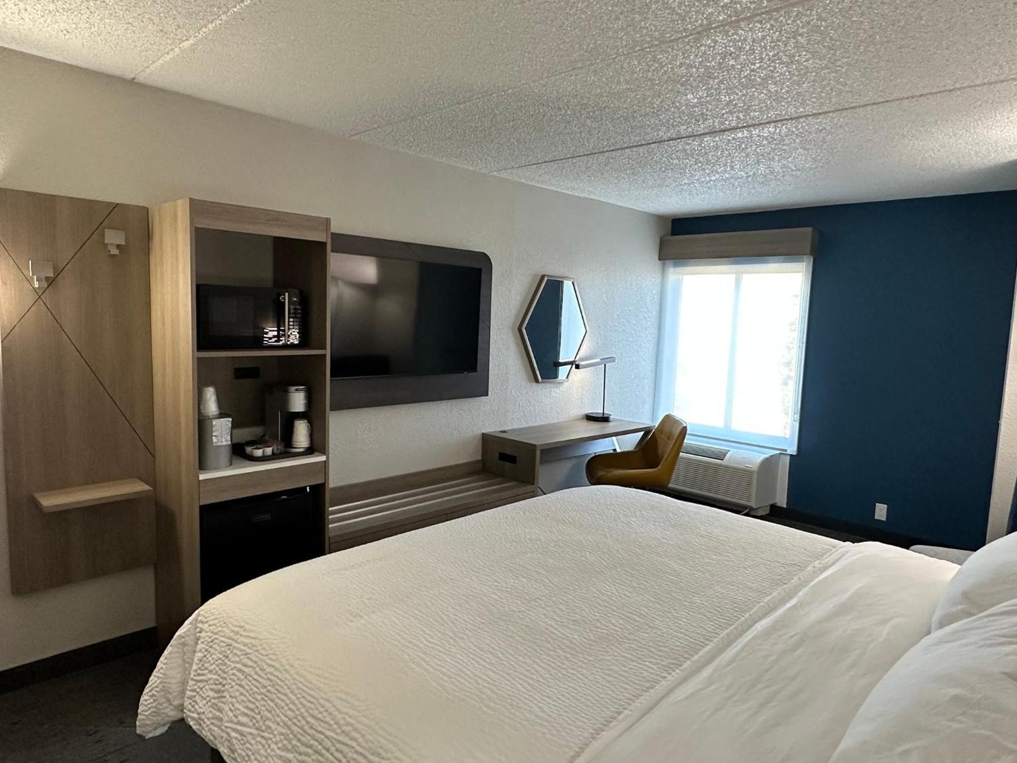 Standard King Room with Walk-In Shower - Photo 3