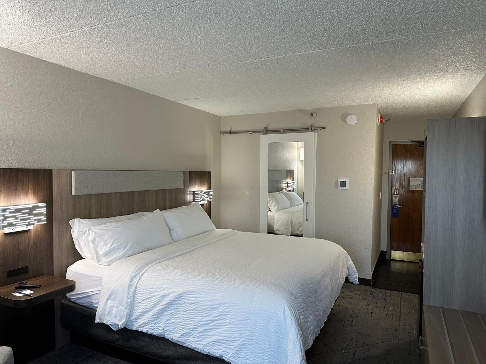 Standard King Room with Walk-In Shower - Photo 5