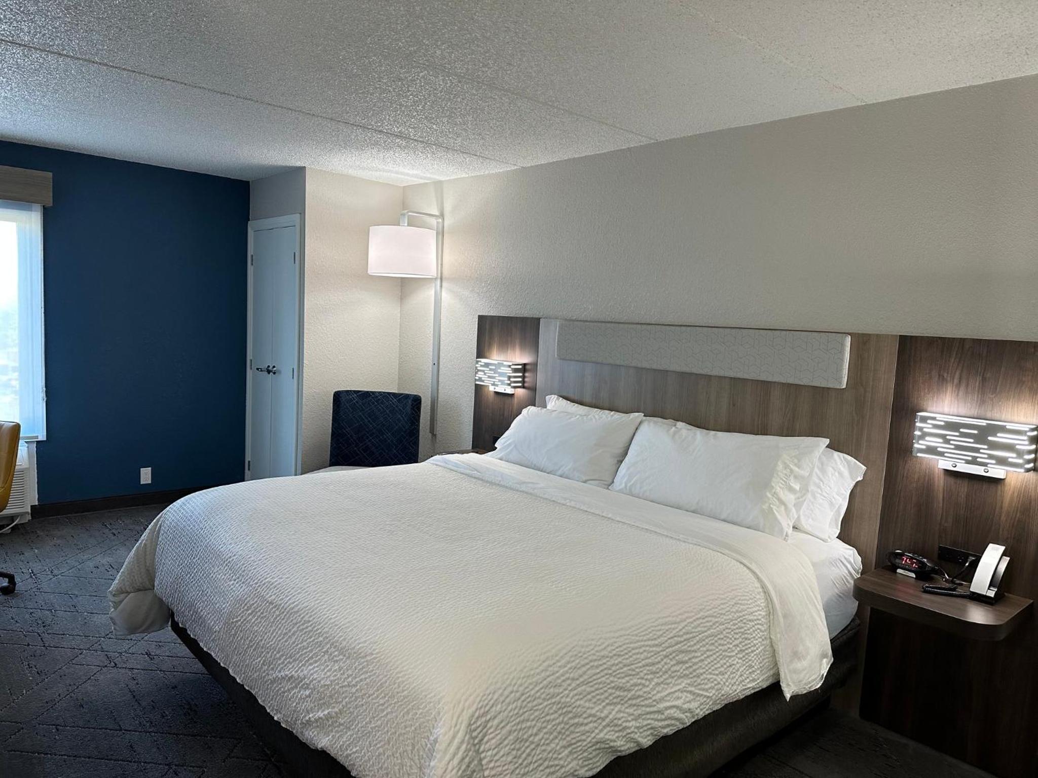 Standard King Room with Walk-In Shower - Photo 4