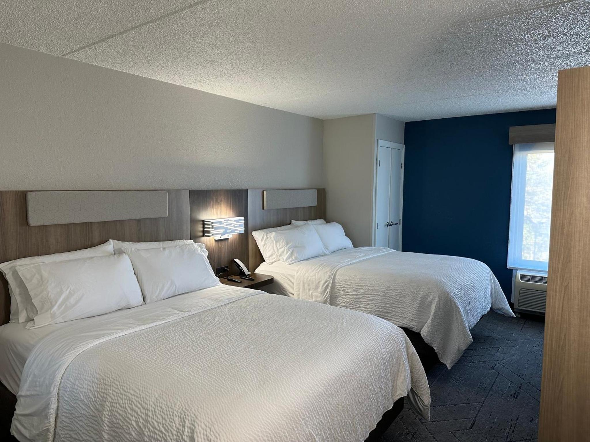 Standard Room with Two Queen Beds - Photo 10