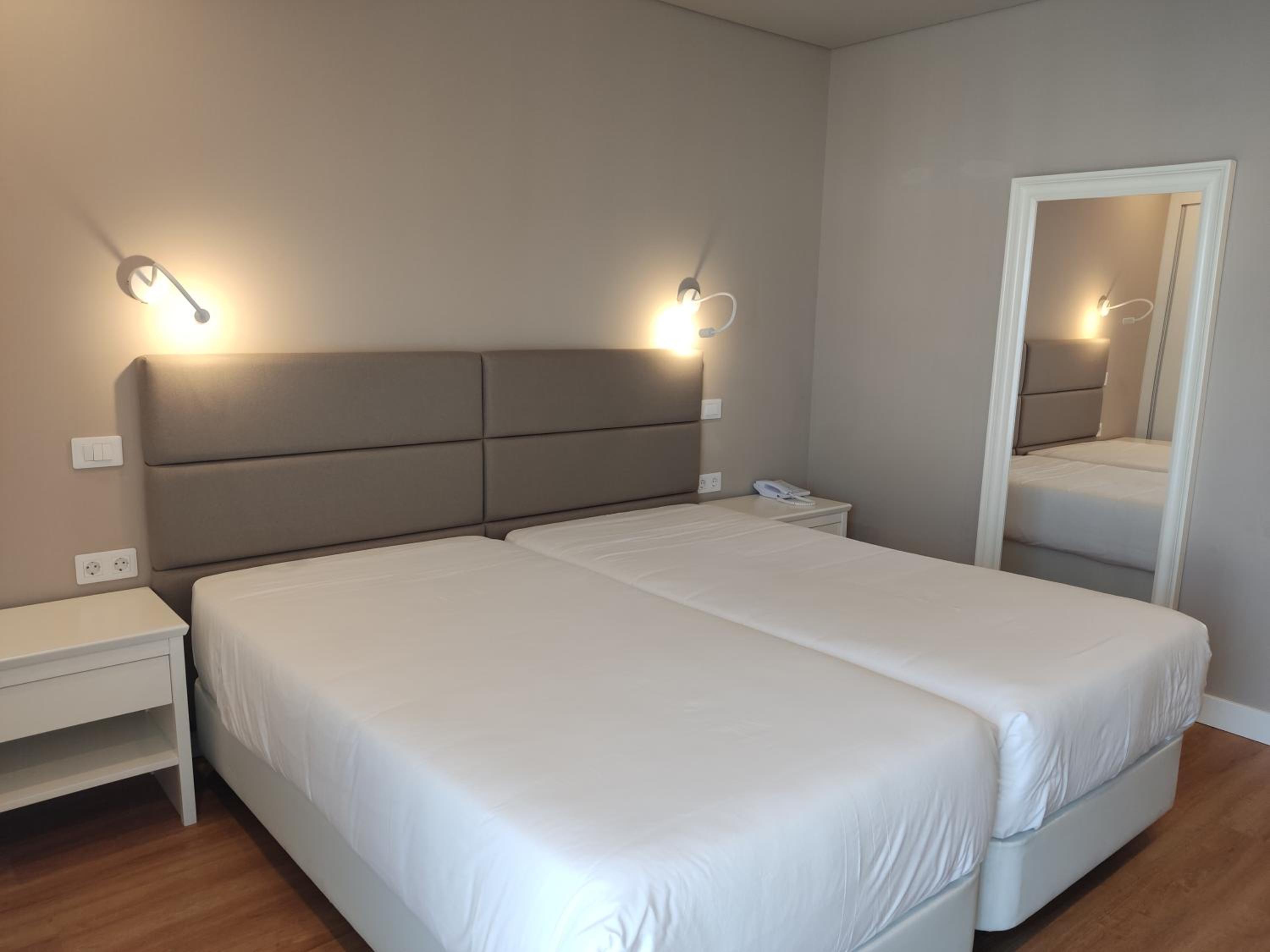 Twin Room - Photo 2