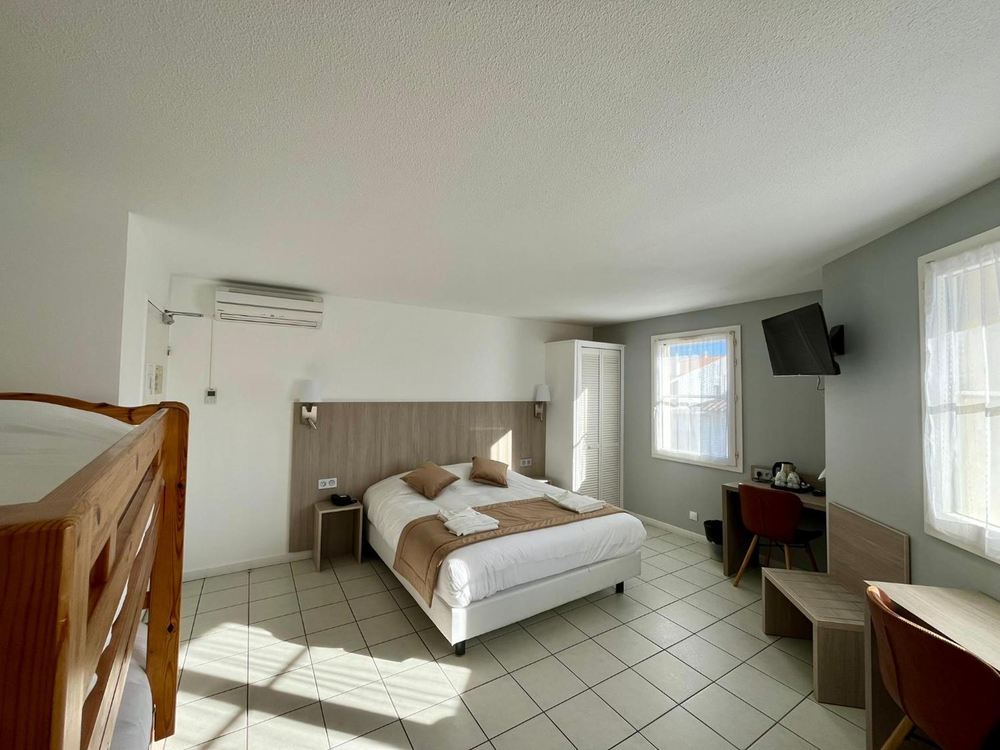 Family Room (2 Adults + 2 Children)