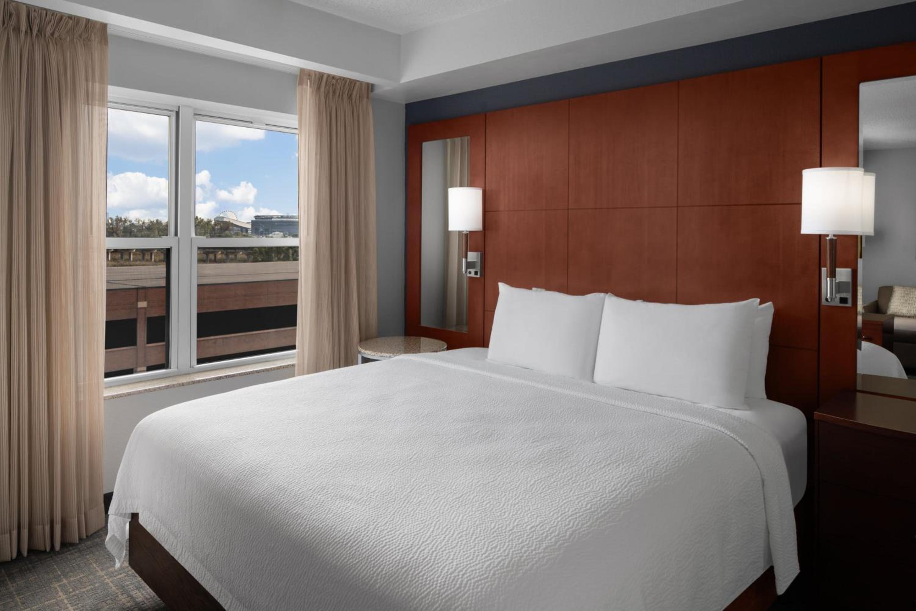King Studio with Sofa Bed and Skyline View - High Floor - Photo 2