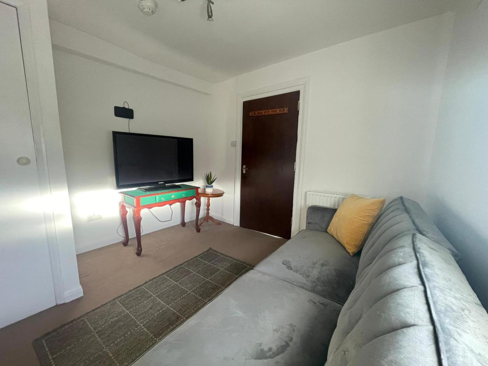 One-Bedroom Apartment photo 3