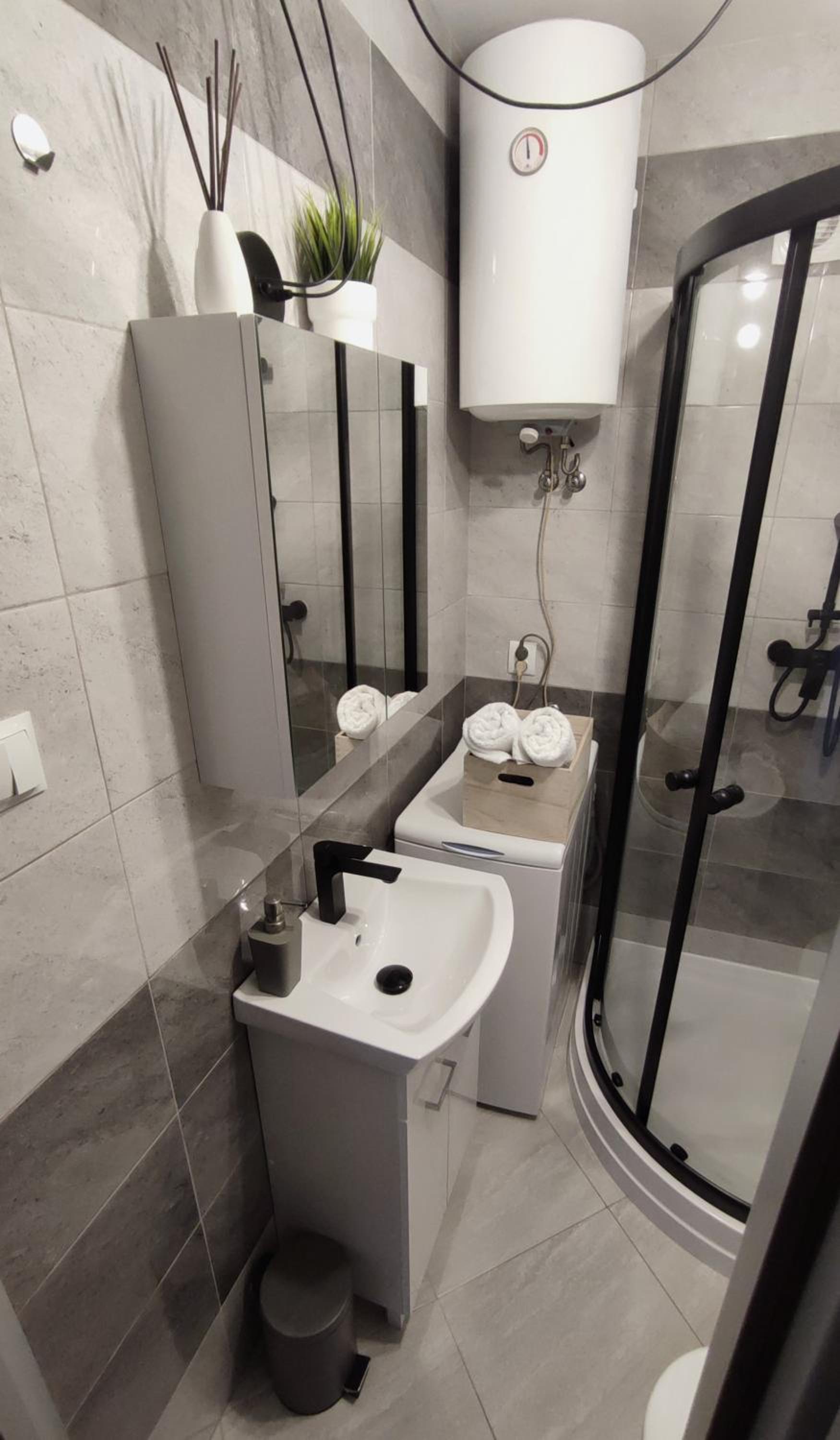 Apartment with Shower - Photo 5