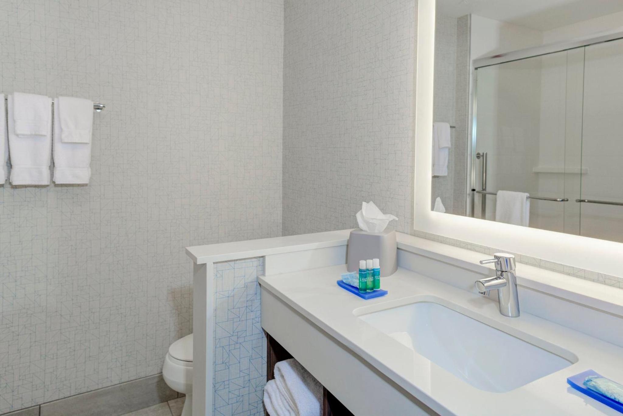 Standard King Room - Communications Accessible photo 3