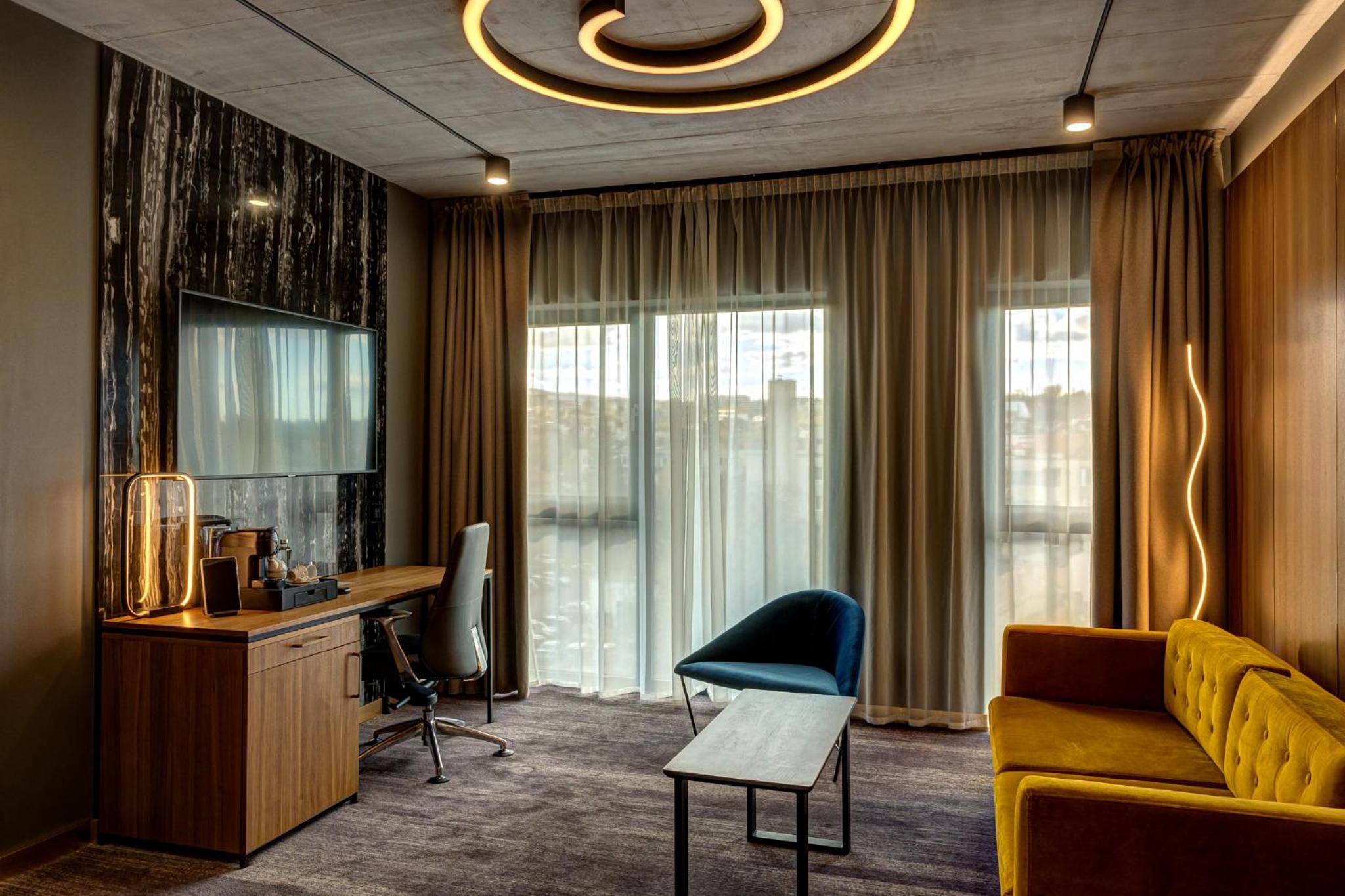 Suite - Photo 3