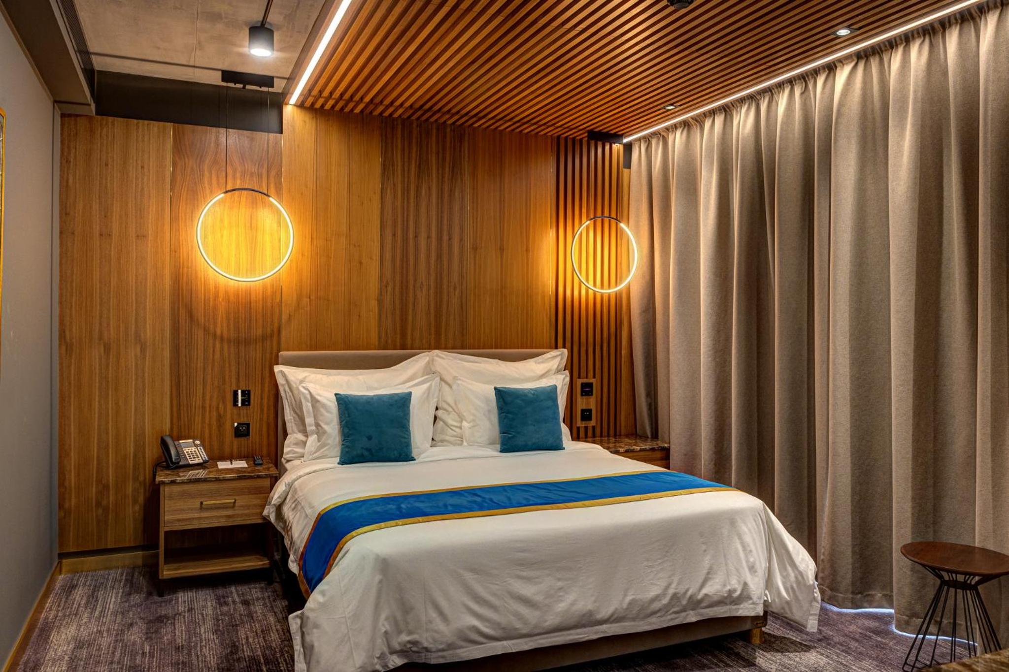Suite - Photo 1