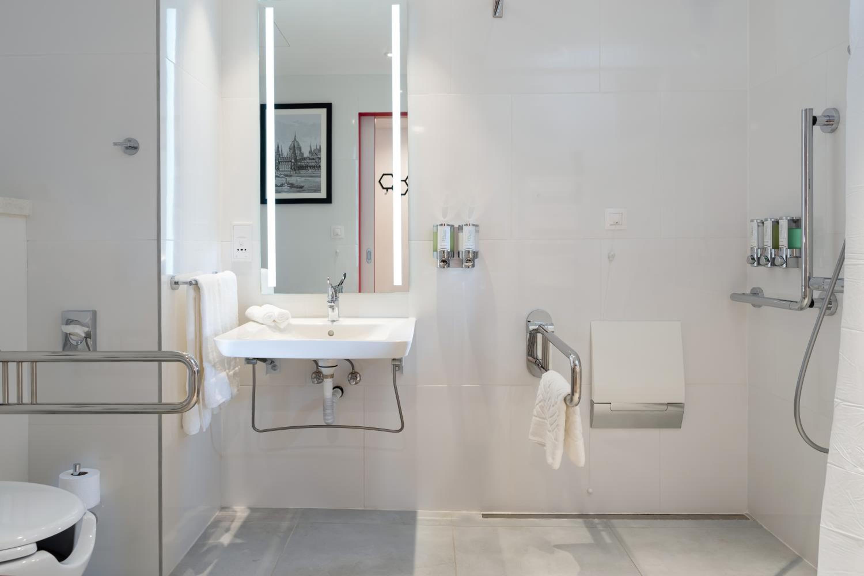 Queen Room - Accessible - Photo 8