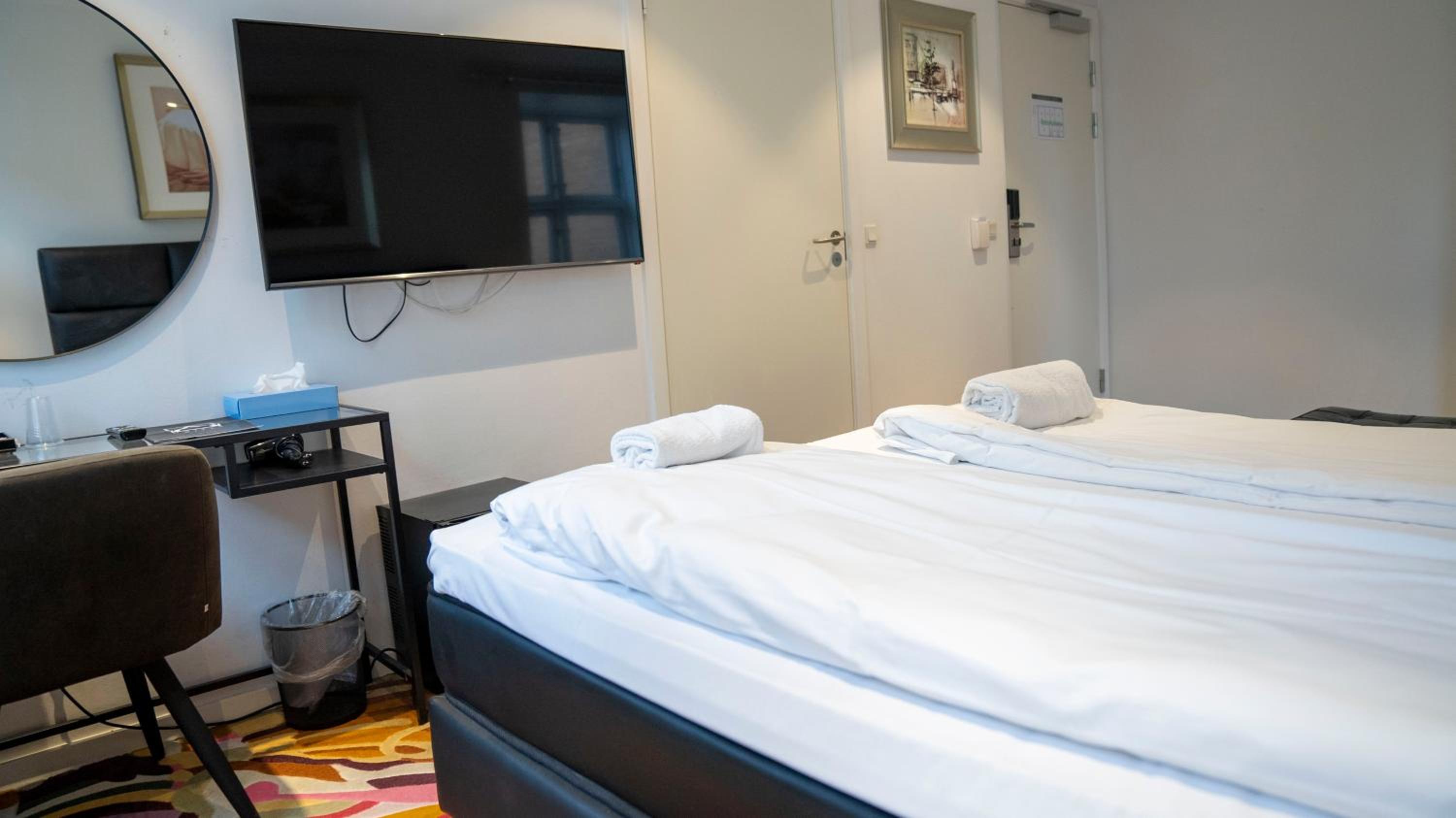 Standard Double Room thumbnail 5