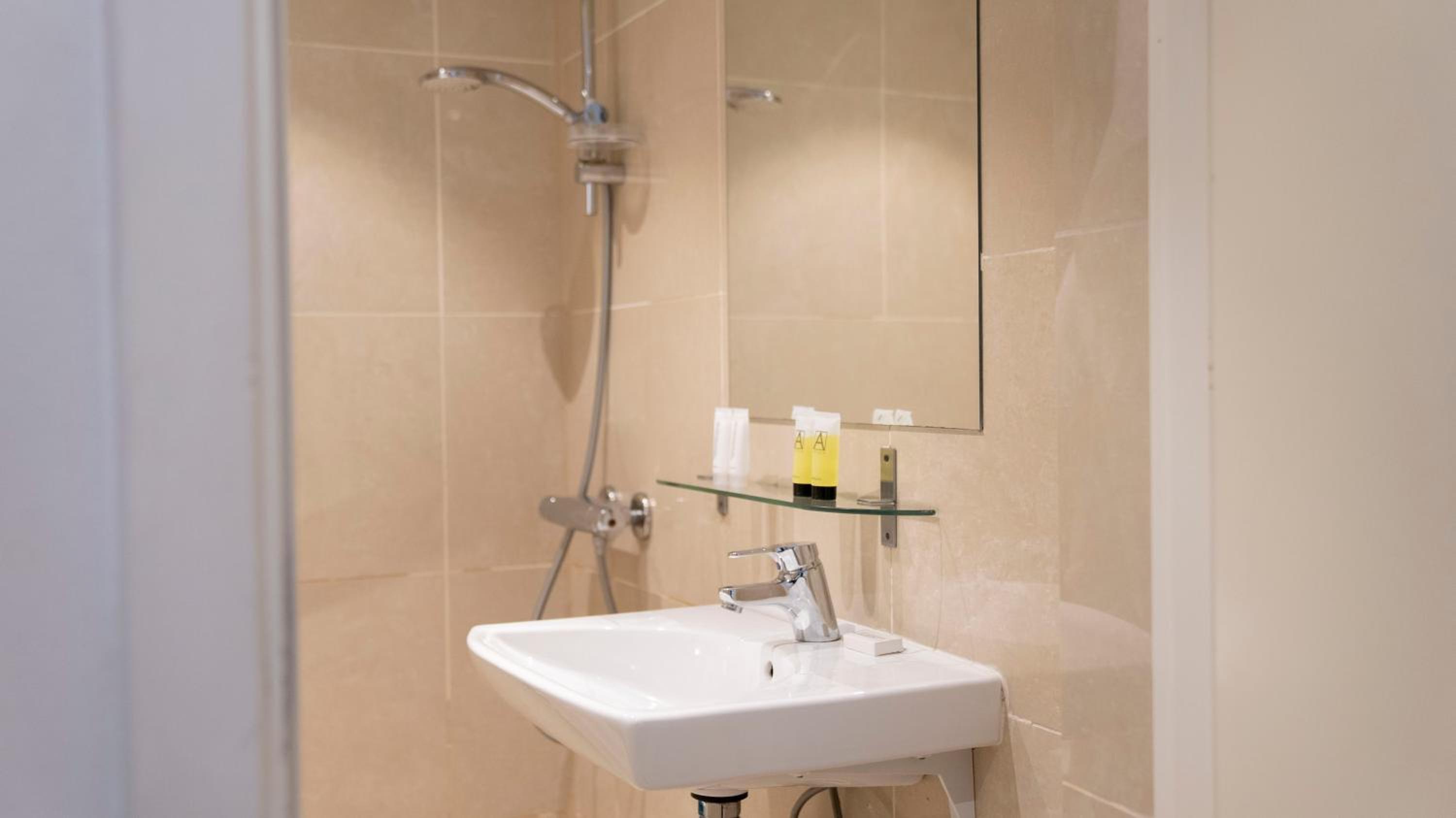 Triple Room - Photo 18