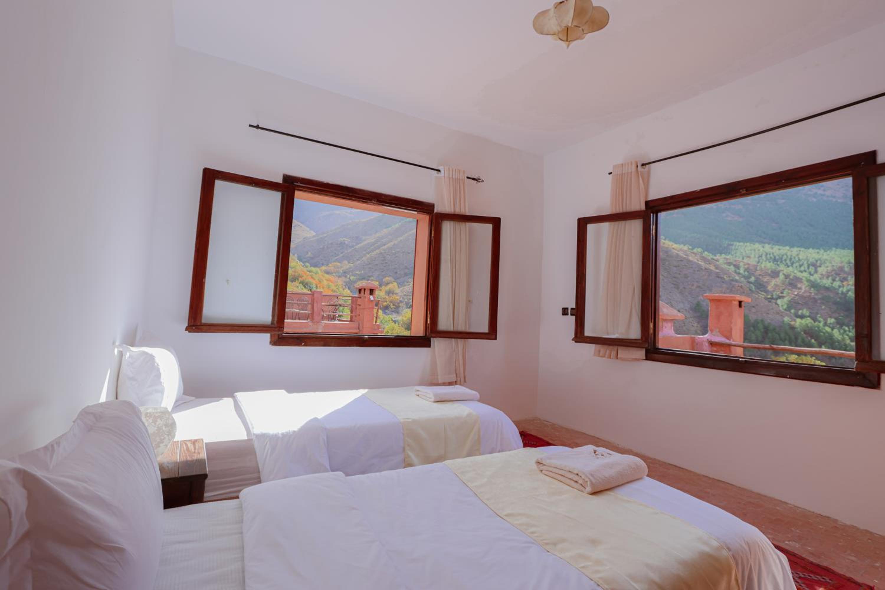 Apartment with Mountain View - Photo 3
