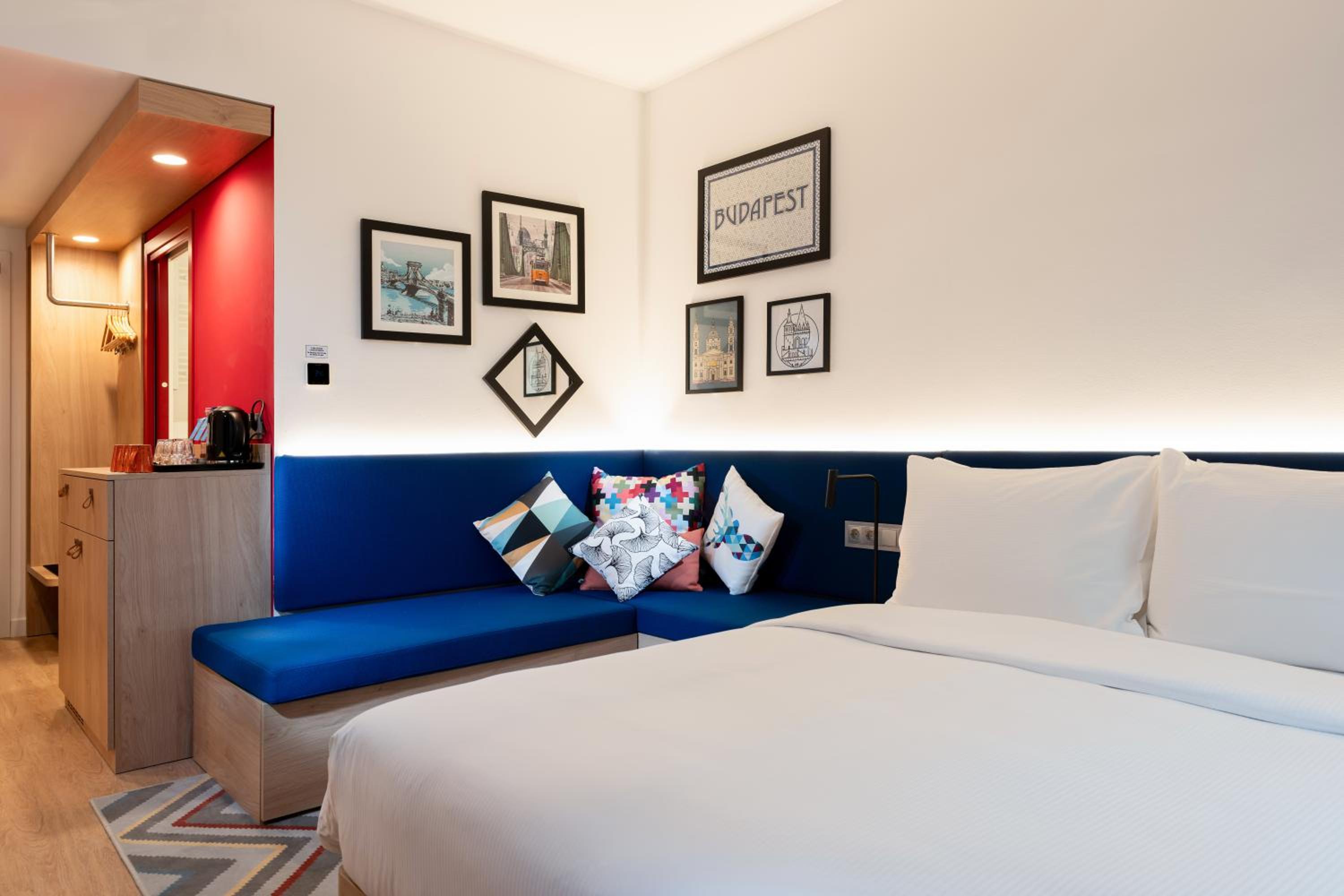Queen Room with Sofa Bed - Photo 8