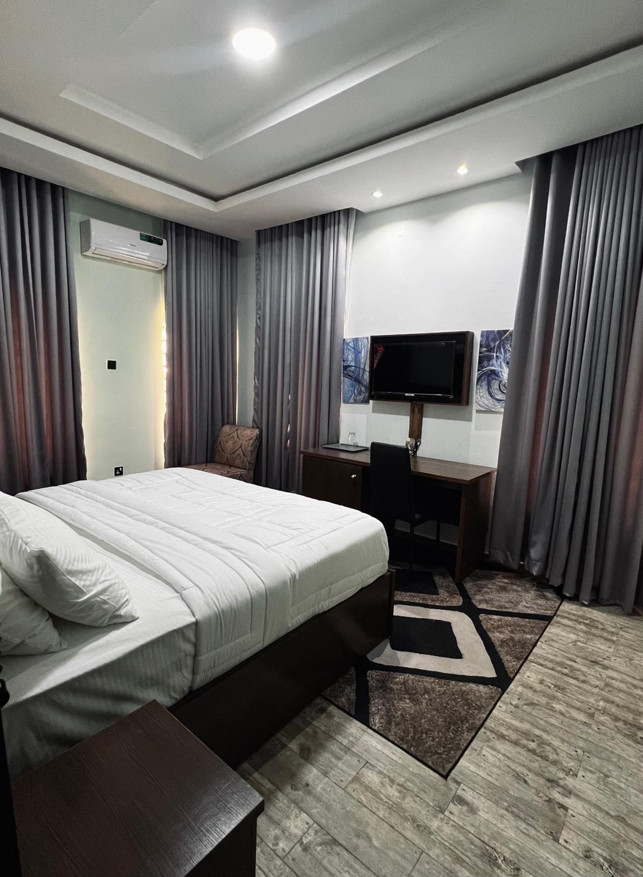 Deluxe King Suite photo 3