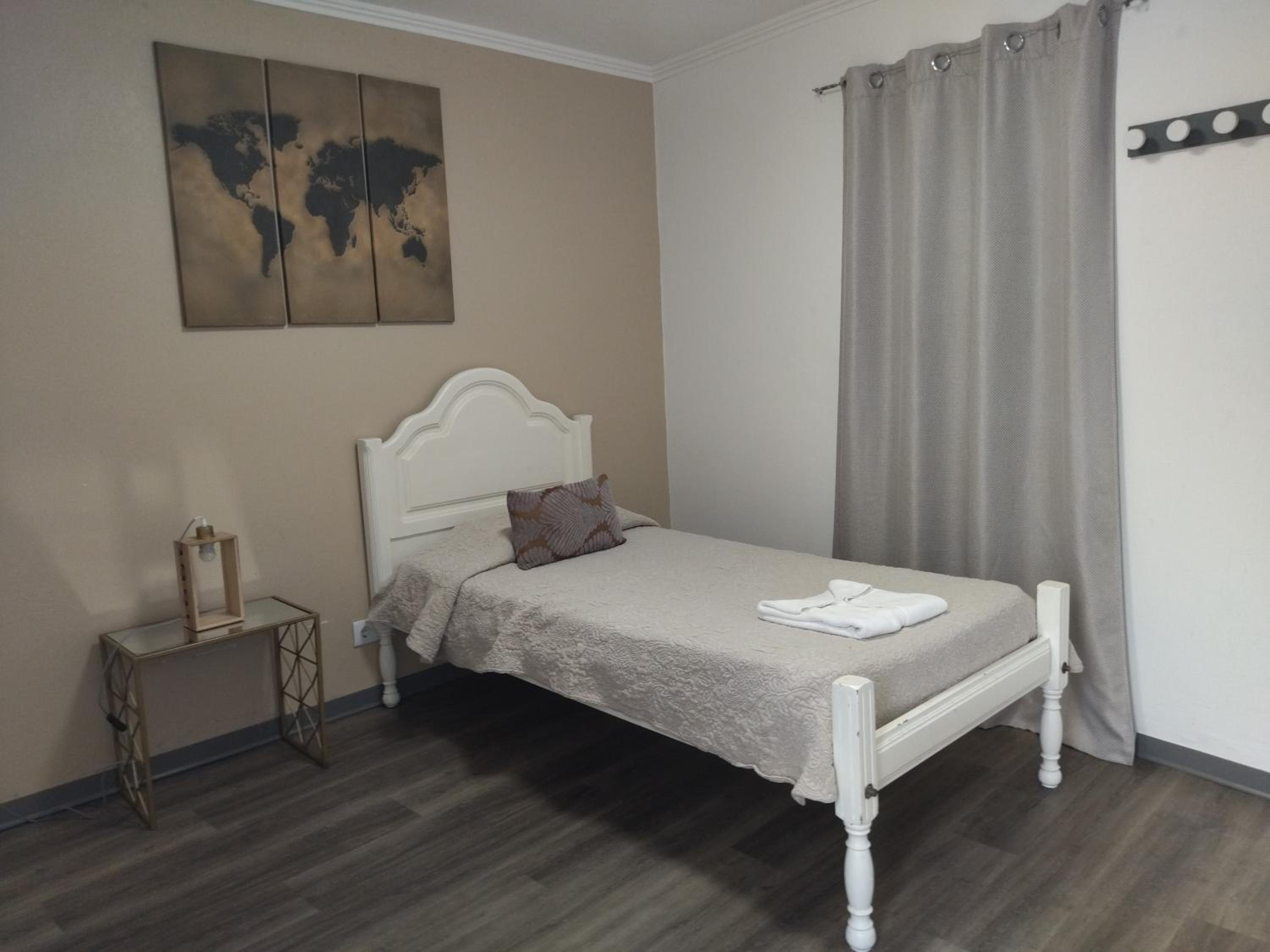 Single Room with Private Bathroom photo 1