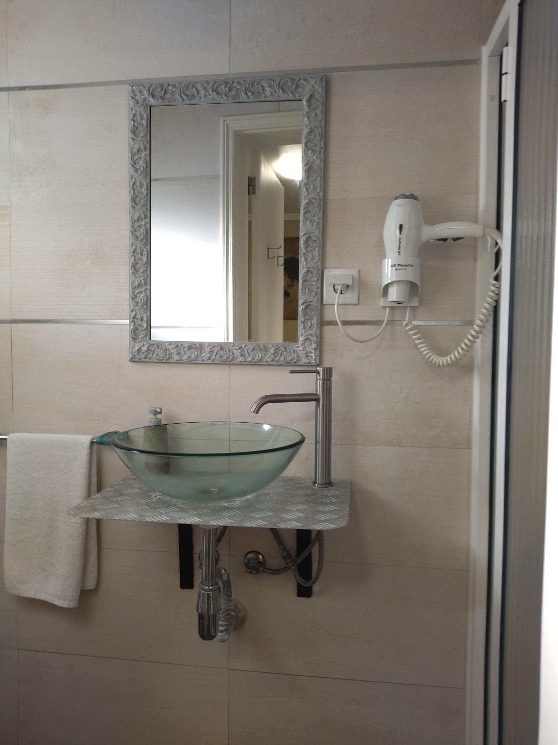 Triple Room with Private Bathroom photo 2