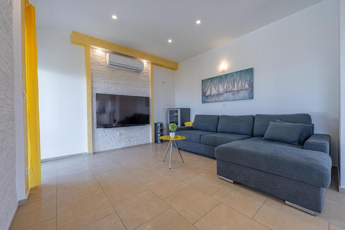 Villa photo 3