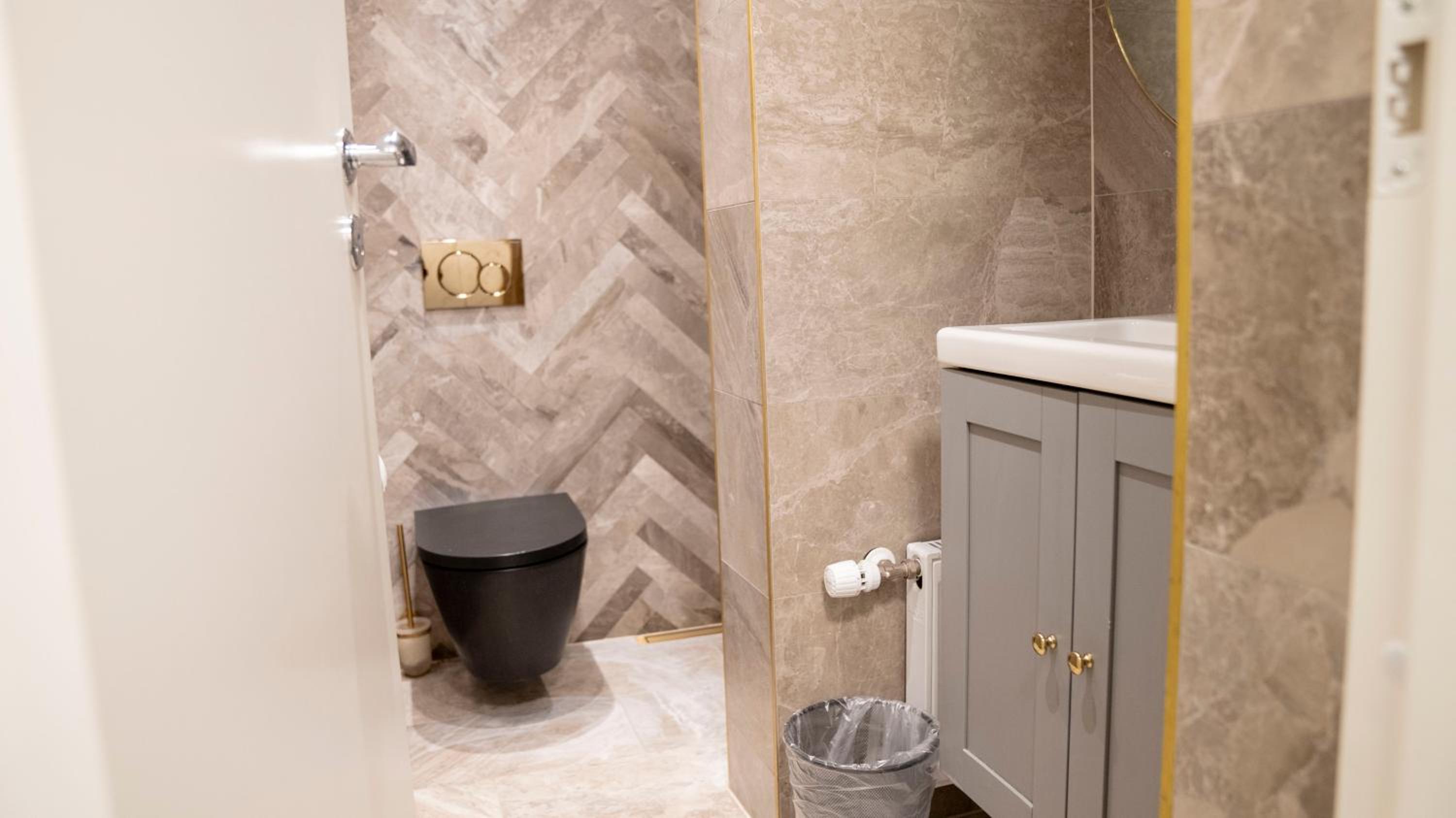 Single Room with Shared Bathroom thumbnail 6