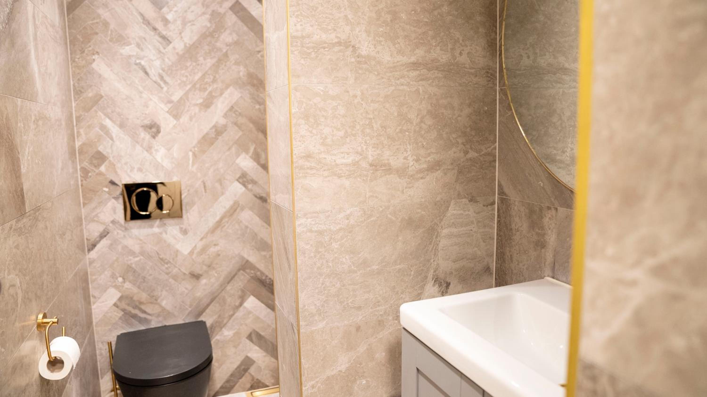 Double Room with Shared Bathroom thumbnail 5