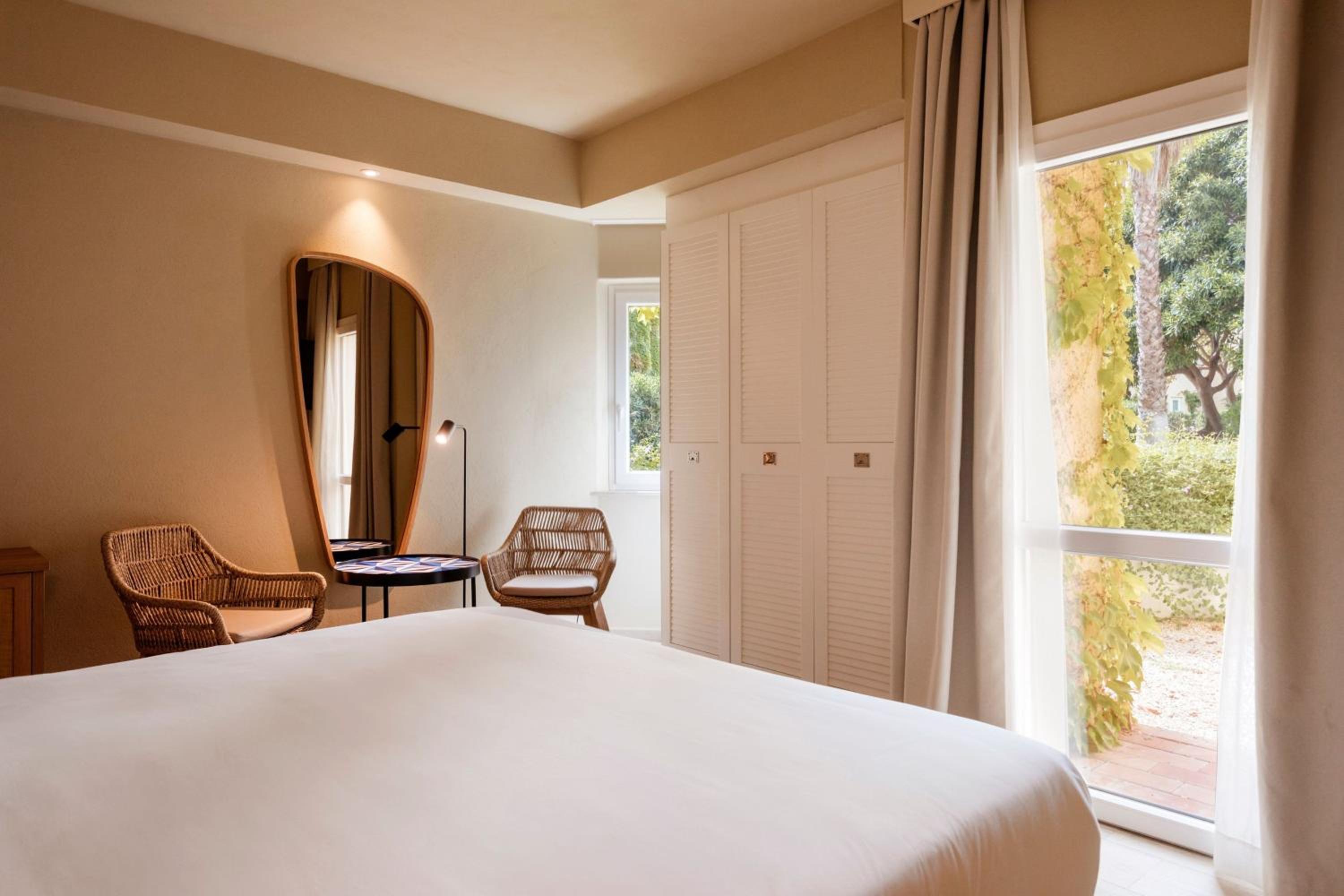 Superior King Room with Garden View thumbnail 6