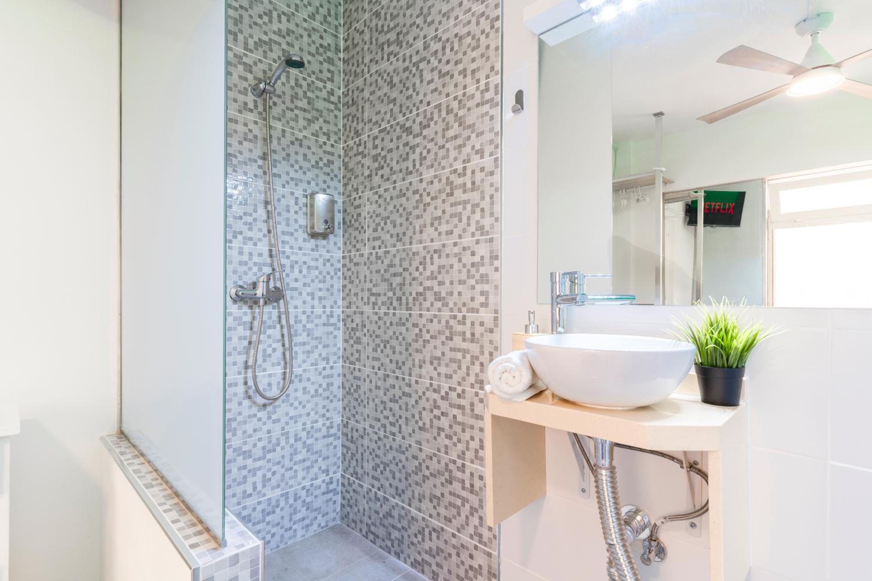 Single Room with Private Bathroom photo 2