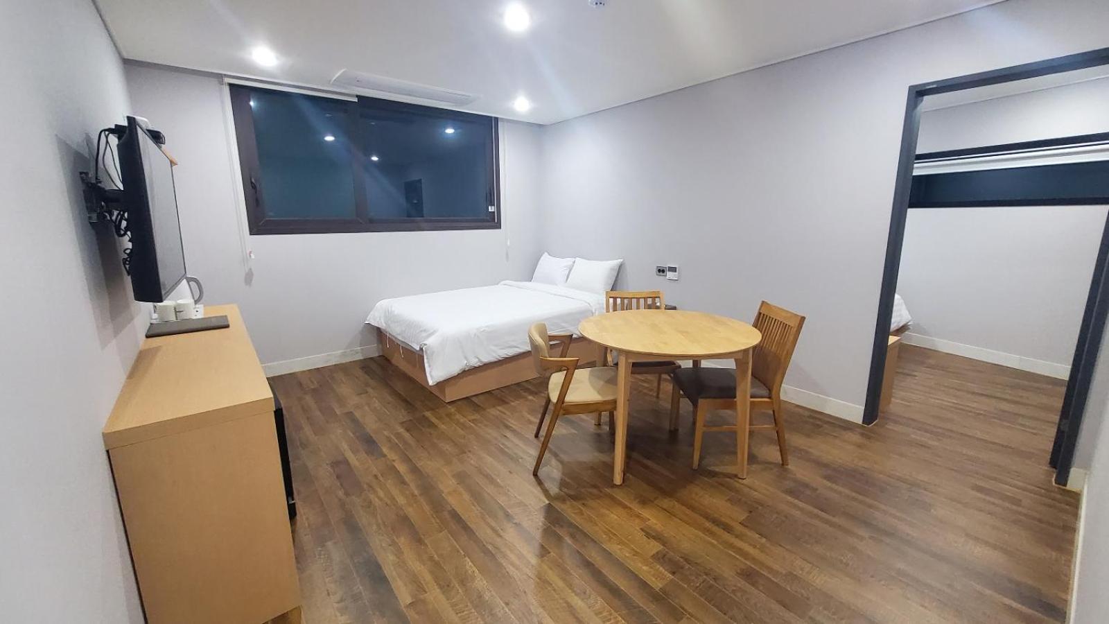 Family Room - Photo 4