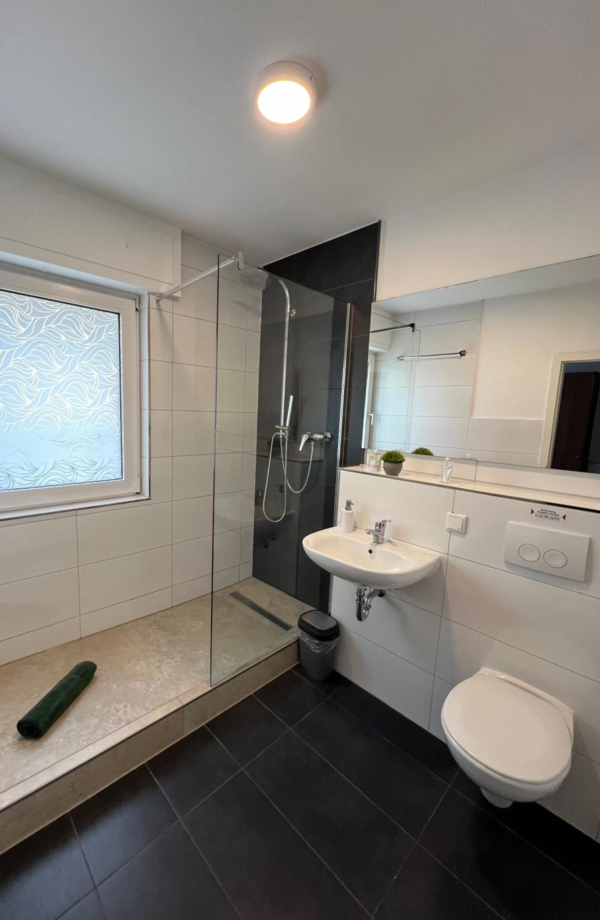 Budget Double Room - Photo 17