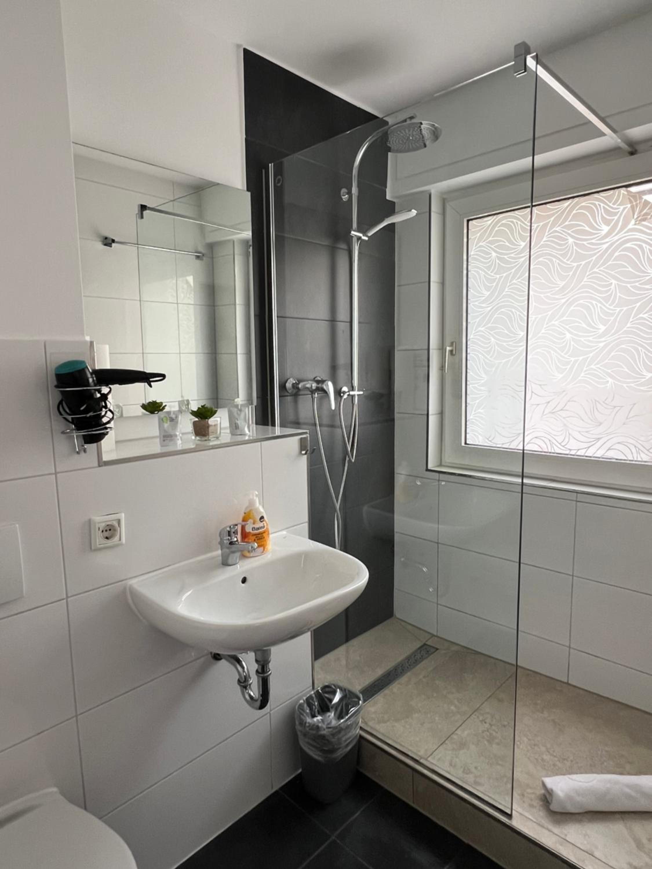 Budget Double Room - Photo 16