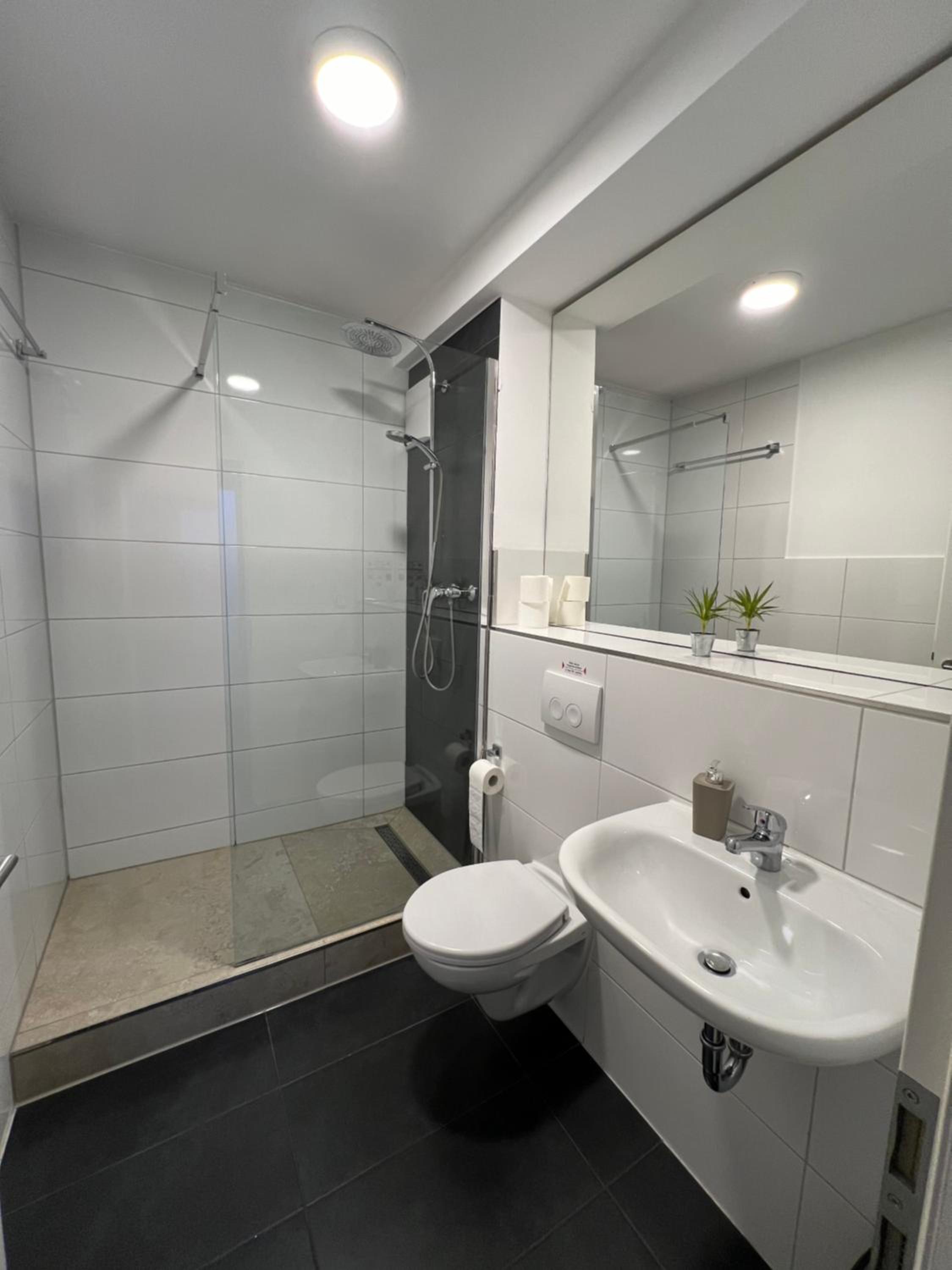 Budget Double Room - Photo 15