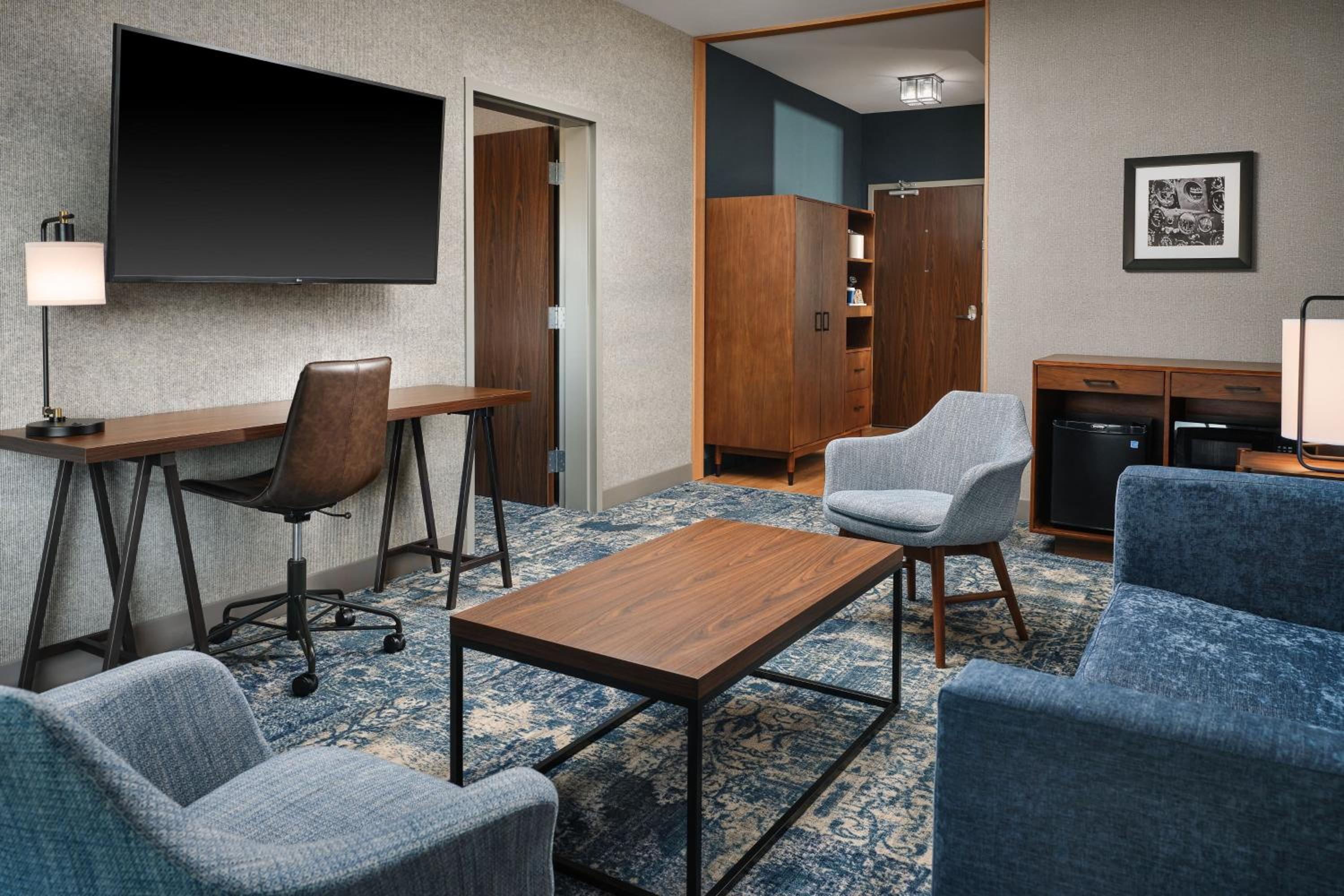Queen Suite with Two Queen Beds and Sofa Bed - Photo 2