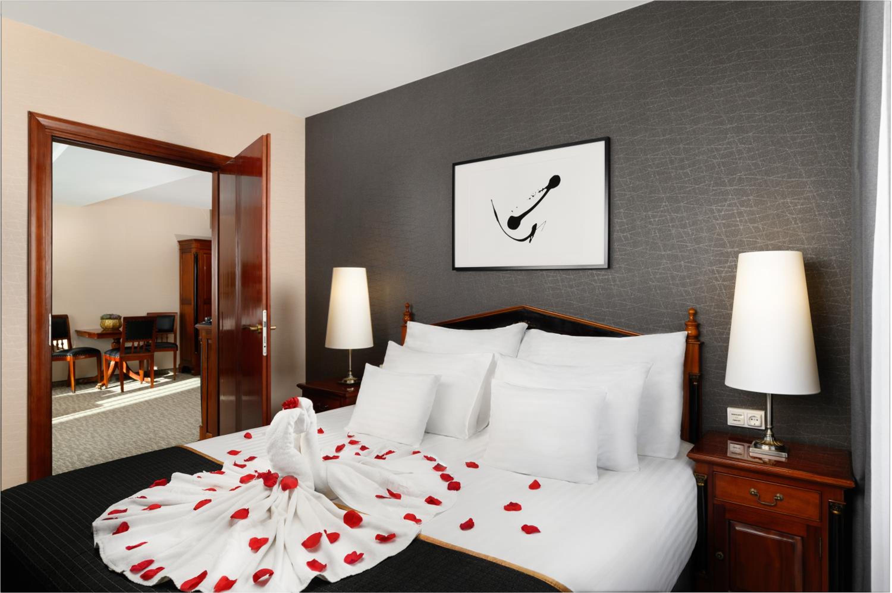 Executive Suite - Photo 5