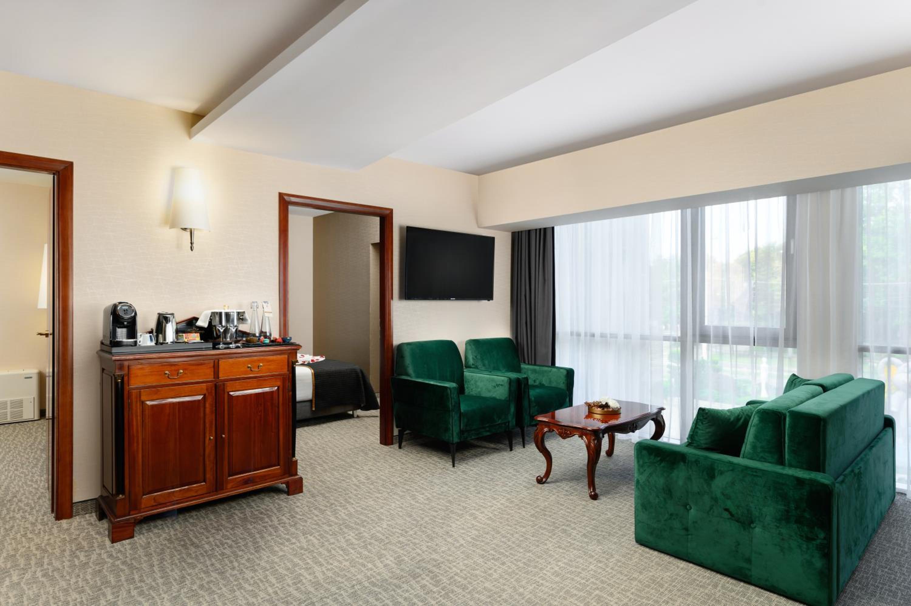Executive Suite - Photo 1