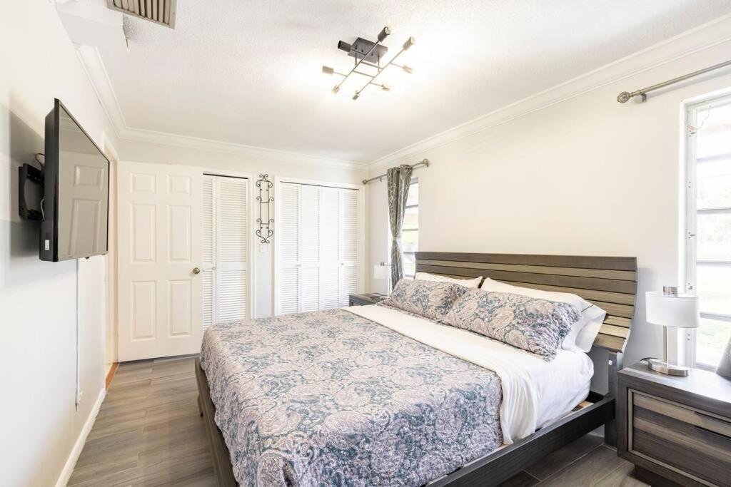 Three-Bedroom House photo 2