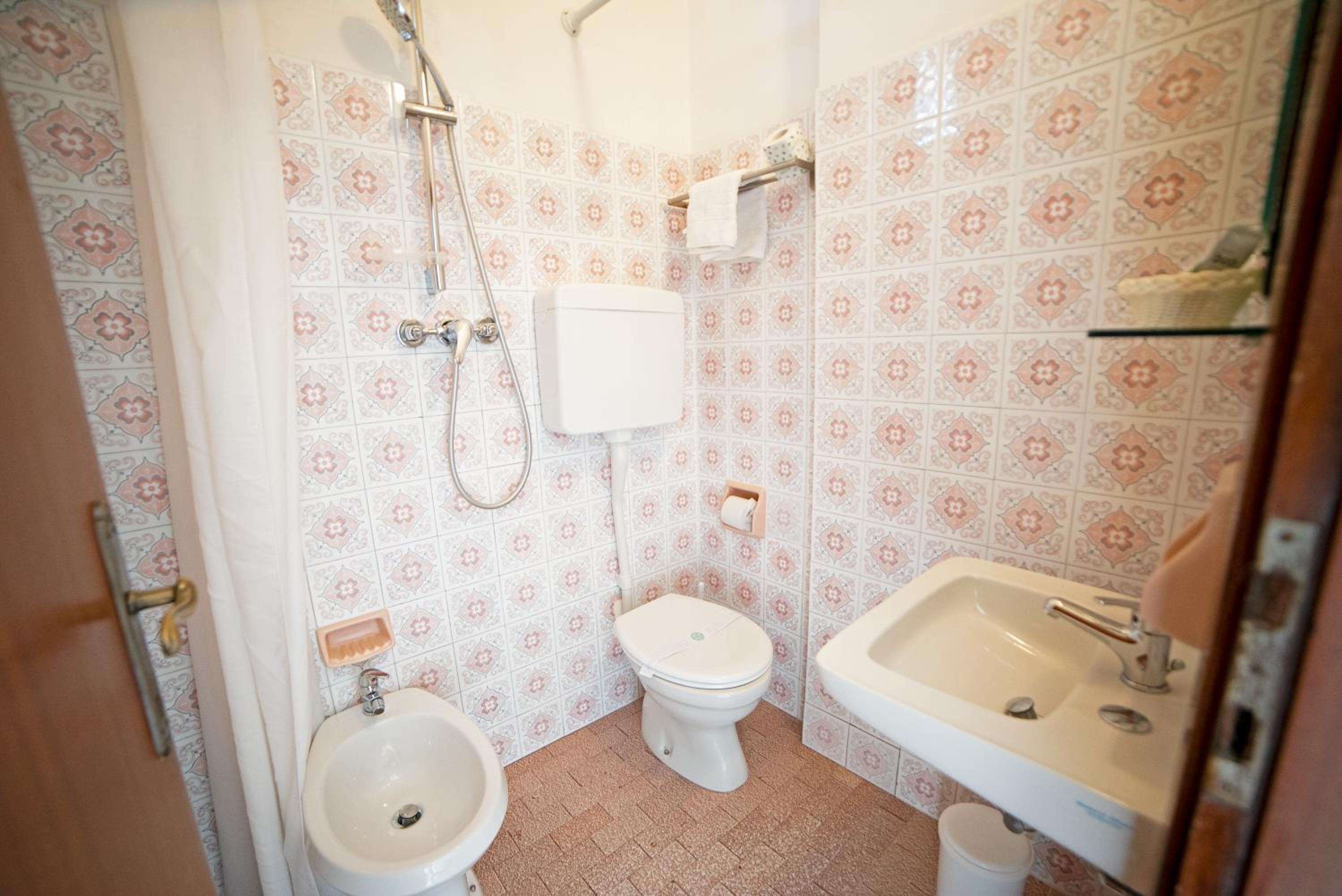 Double Room with Balcony - Photo 6