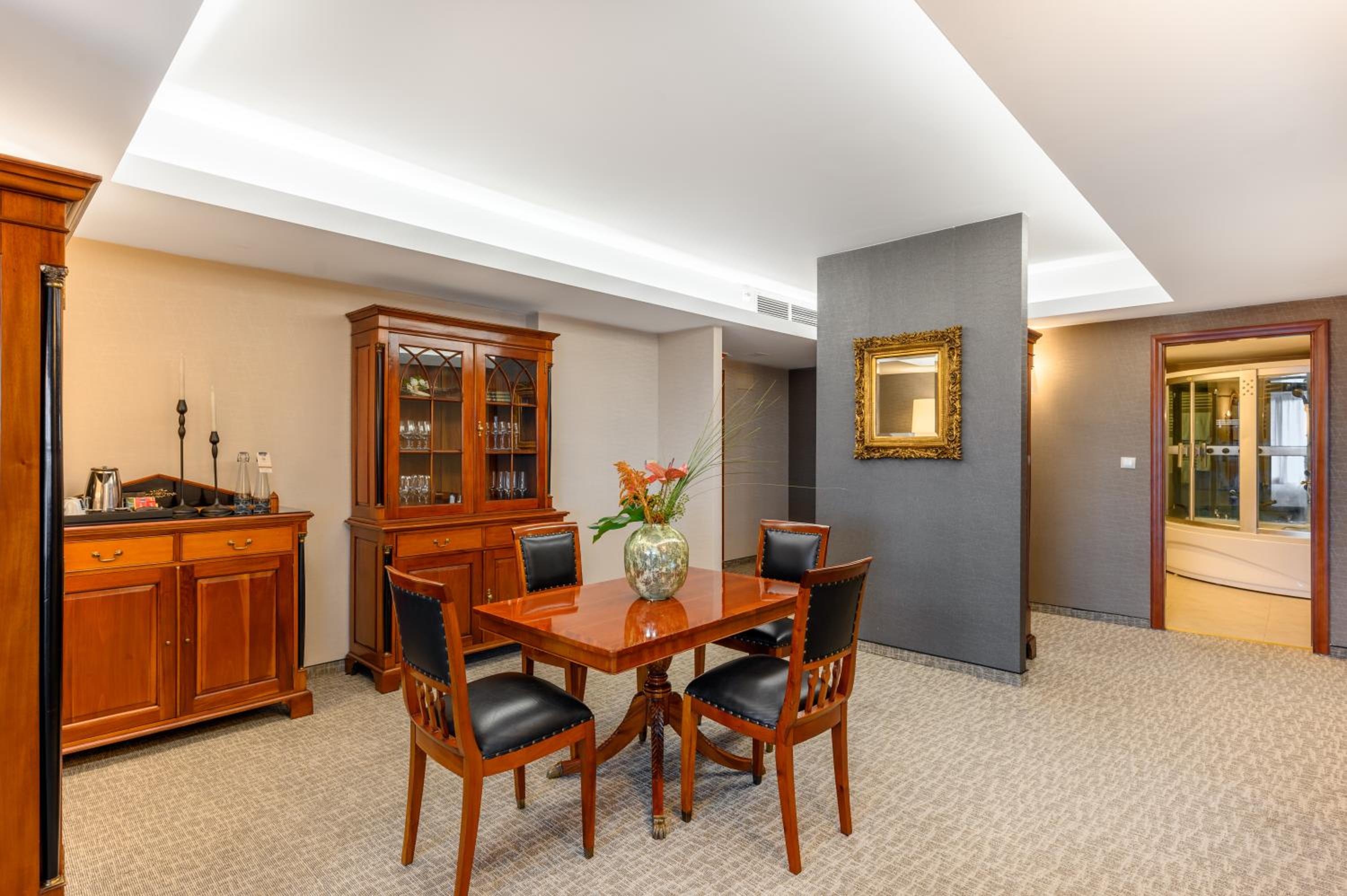 Royal Suite - Photo 8